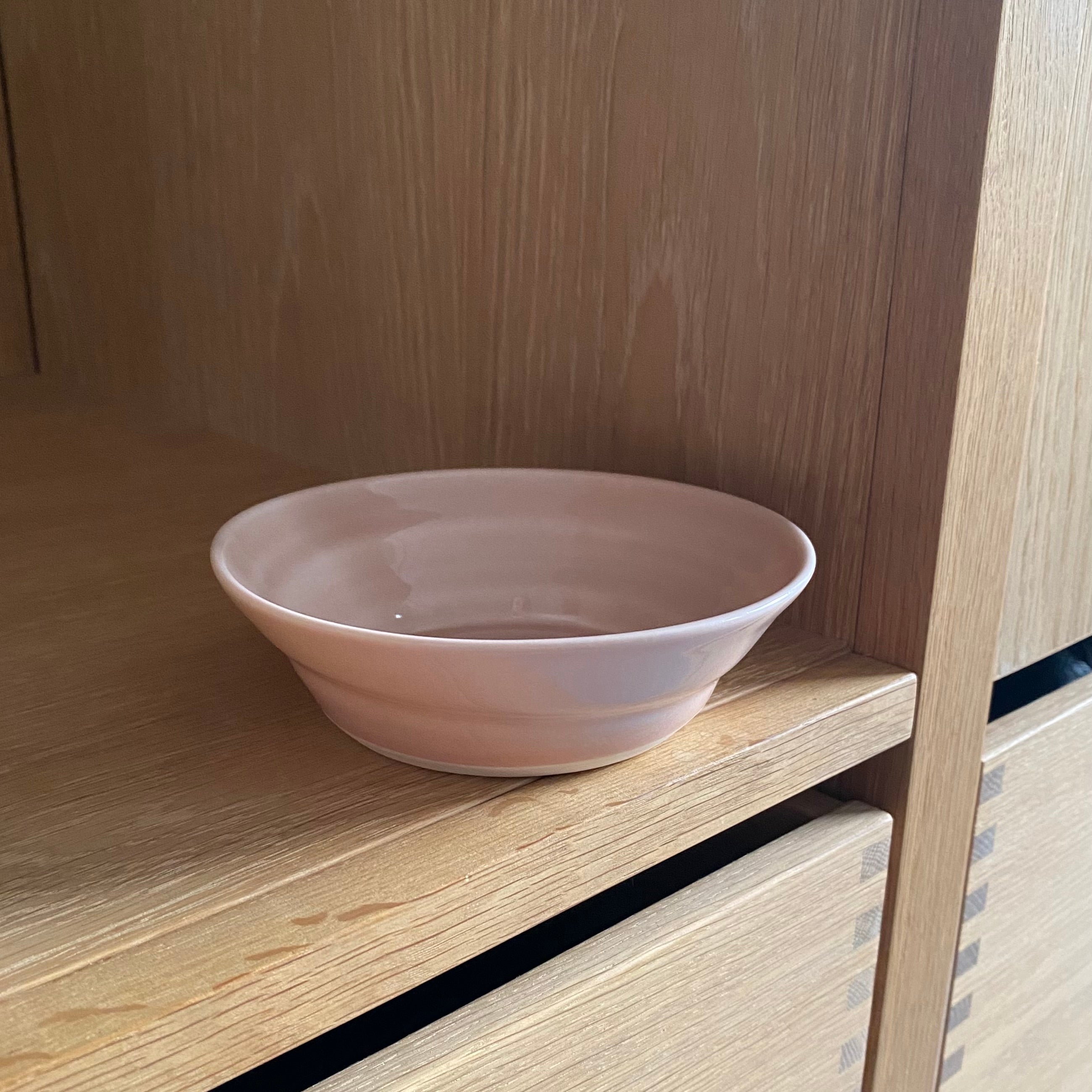 Hånddrejet porcelæn spiralskål i pudder fra Rikke Mangelsen – dansk keramik hos unika:k