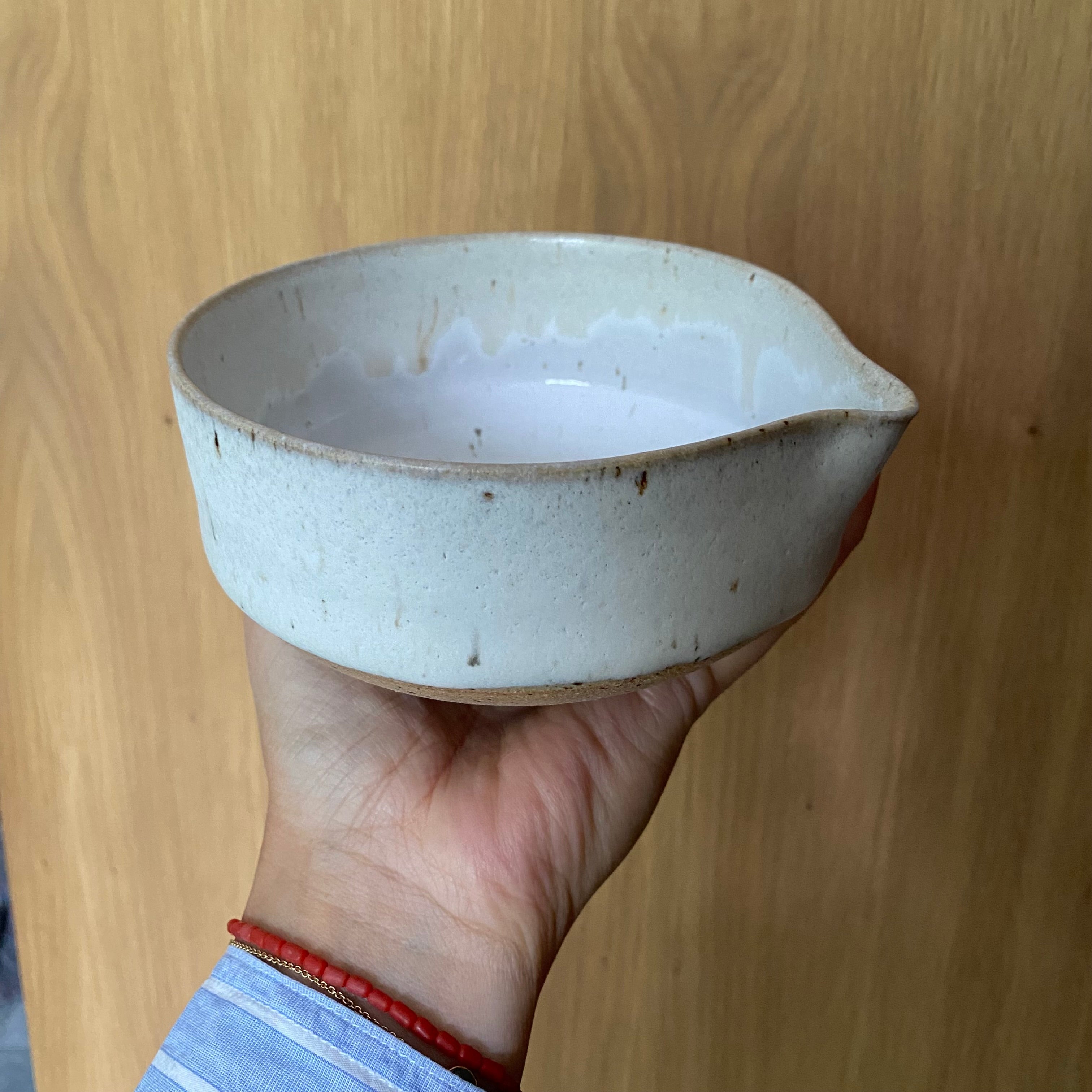 Dansk keramik matcha skål Yuki med hældetud – hånddrejet i hvid og creme glasur