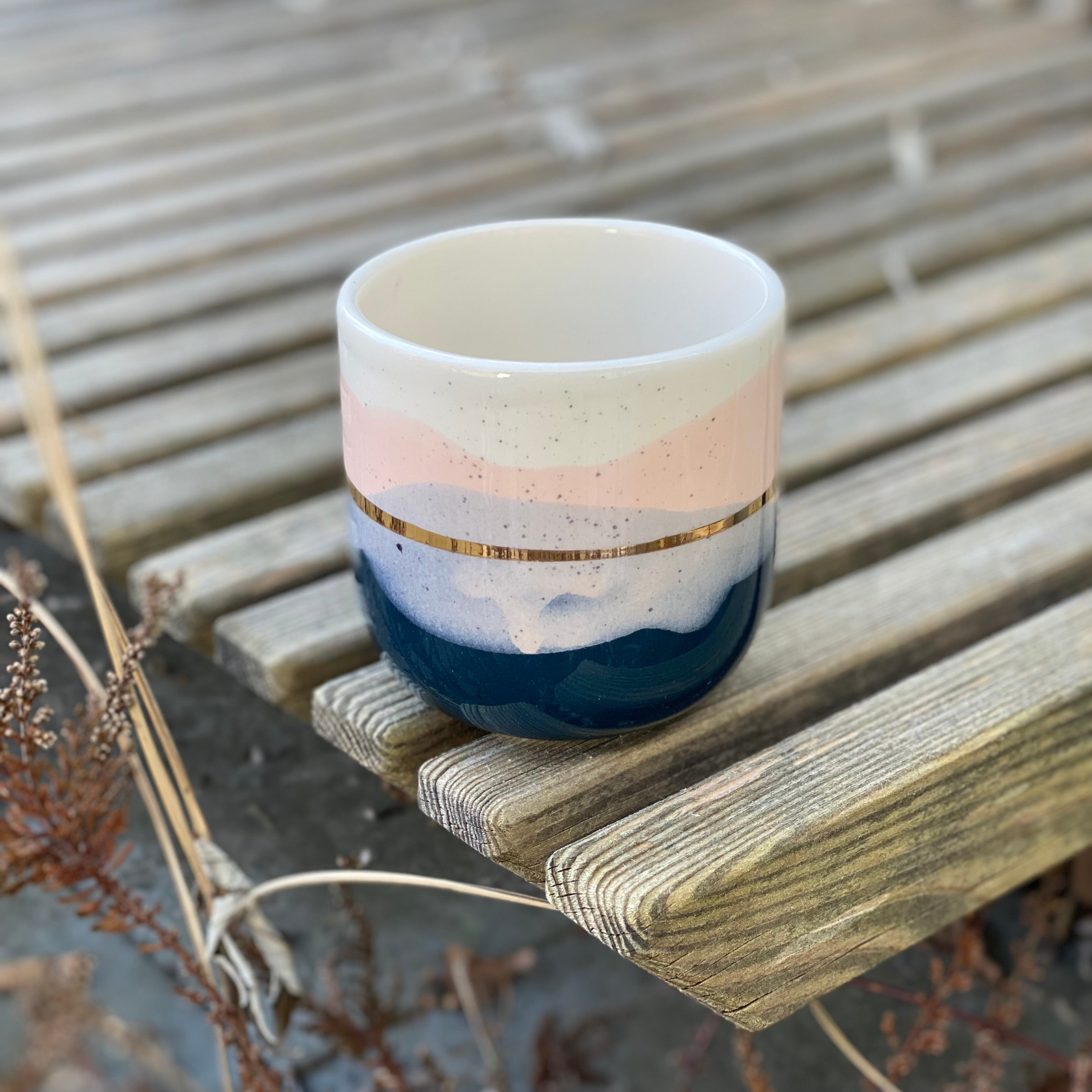 Keramikkop latte Landscape - mørkeblå og lyserød - håndlavet keramik