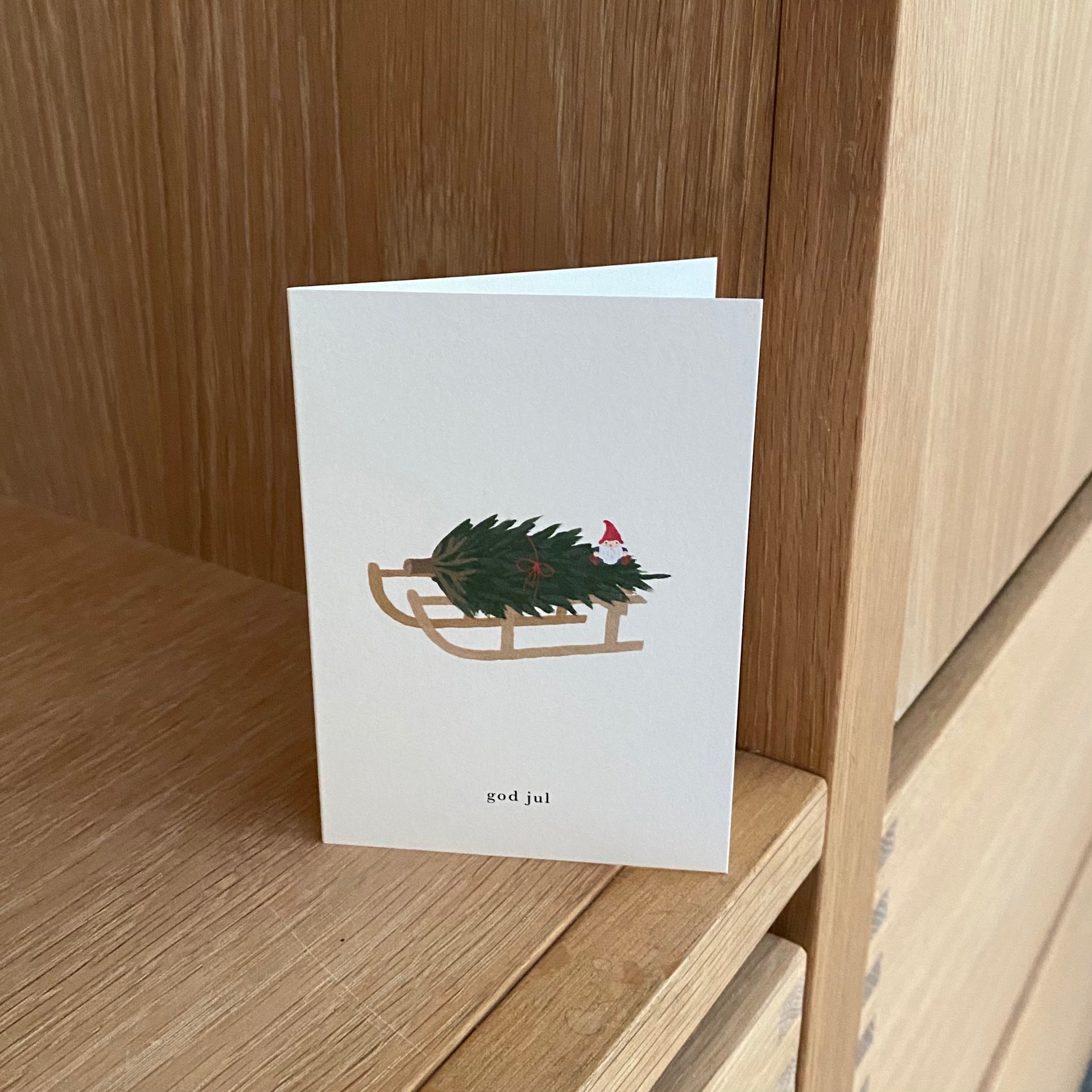 Lykønskningskort - lille kort til gaven - god jul (kælk med juletræ)