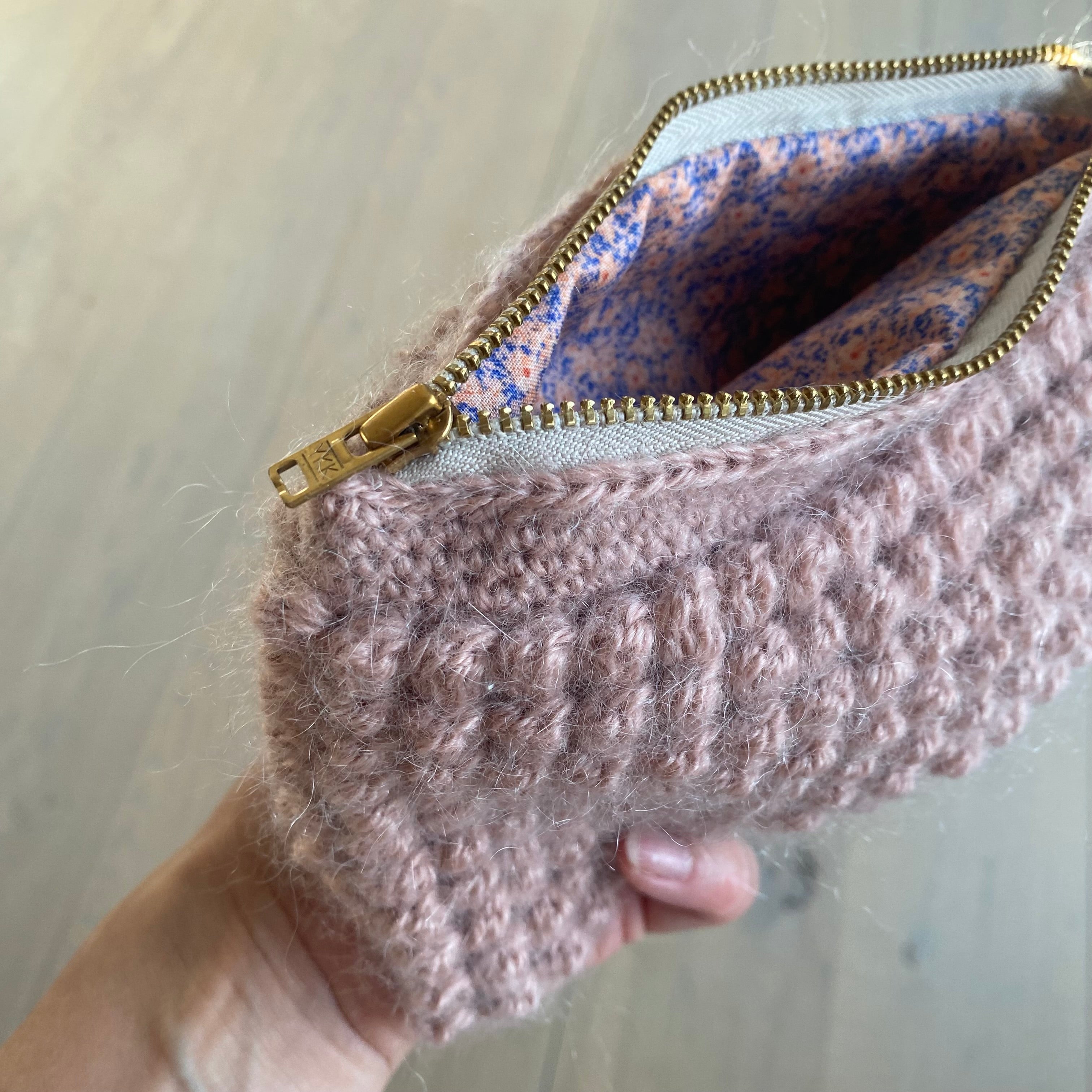 Håndlavet Marie clutch i bobledesign med blød mohair fra unika:k
