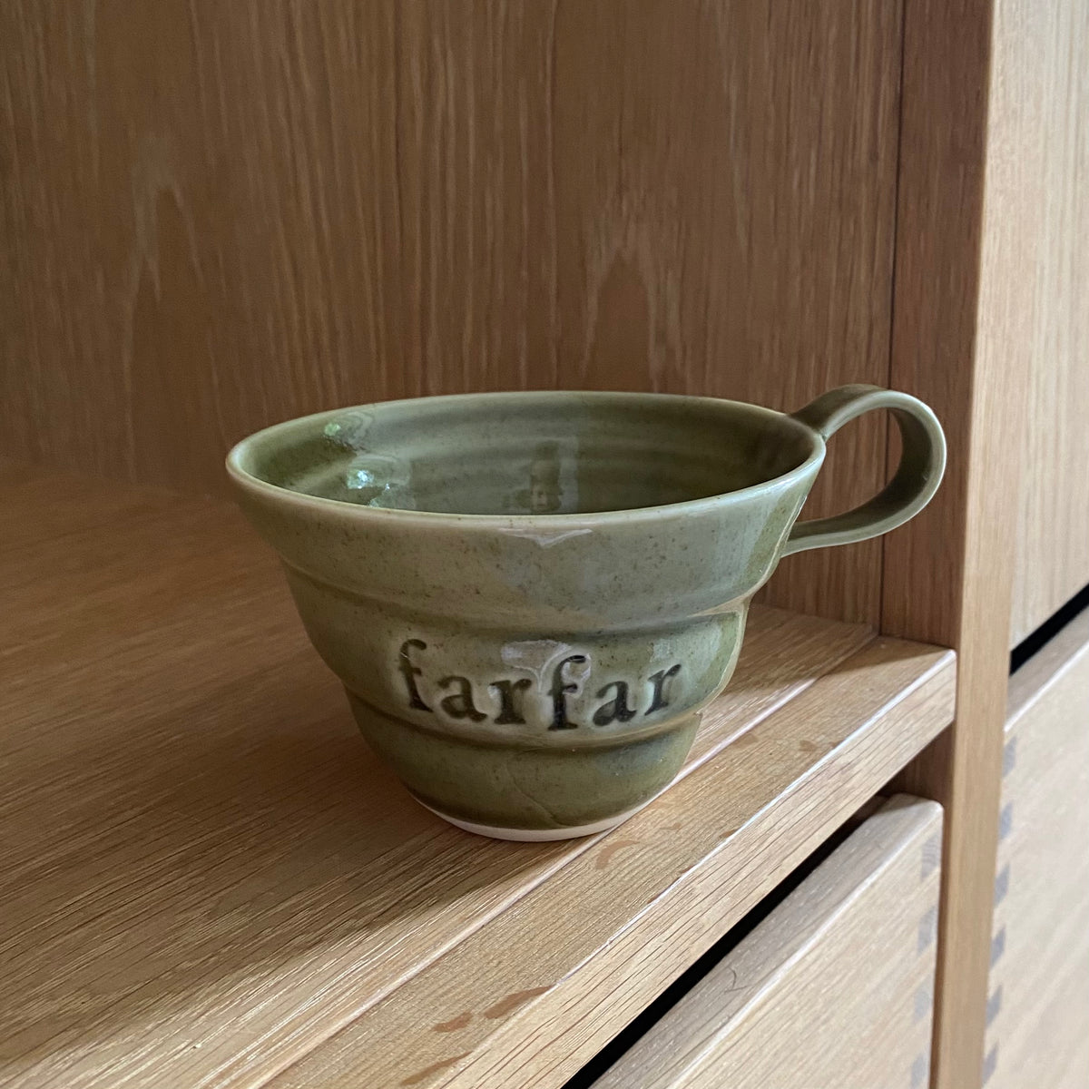 Farfar kop i mosgrøn – håndlavet spiralkop i porcelæn med Farfar stemplet på