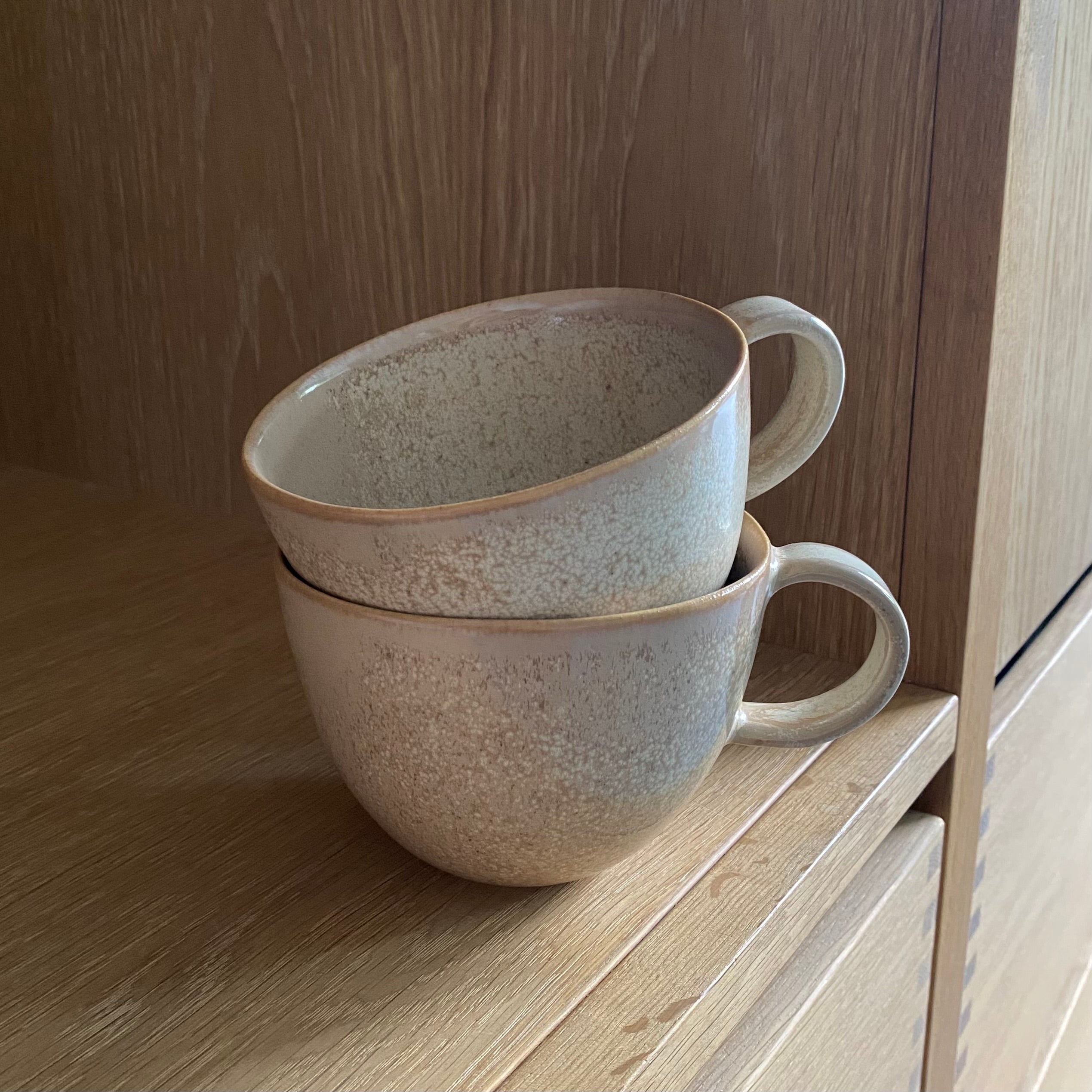 To tekop Tone Golden stablet – håndstøbt porcelæn i golden glasur fra Wauw Design