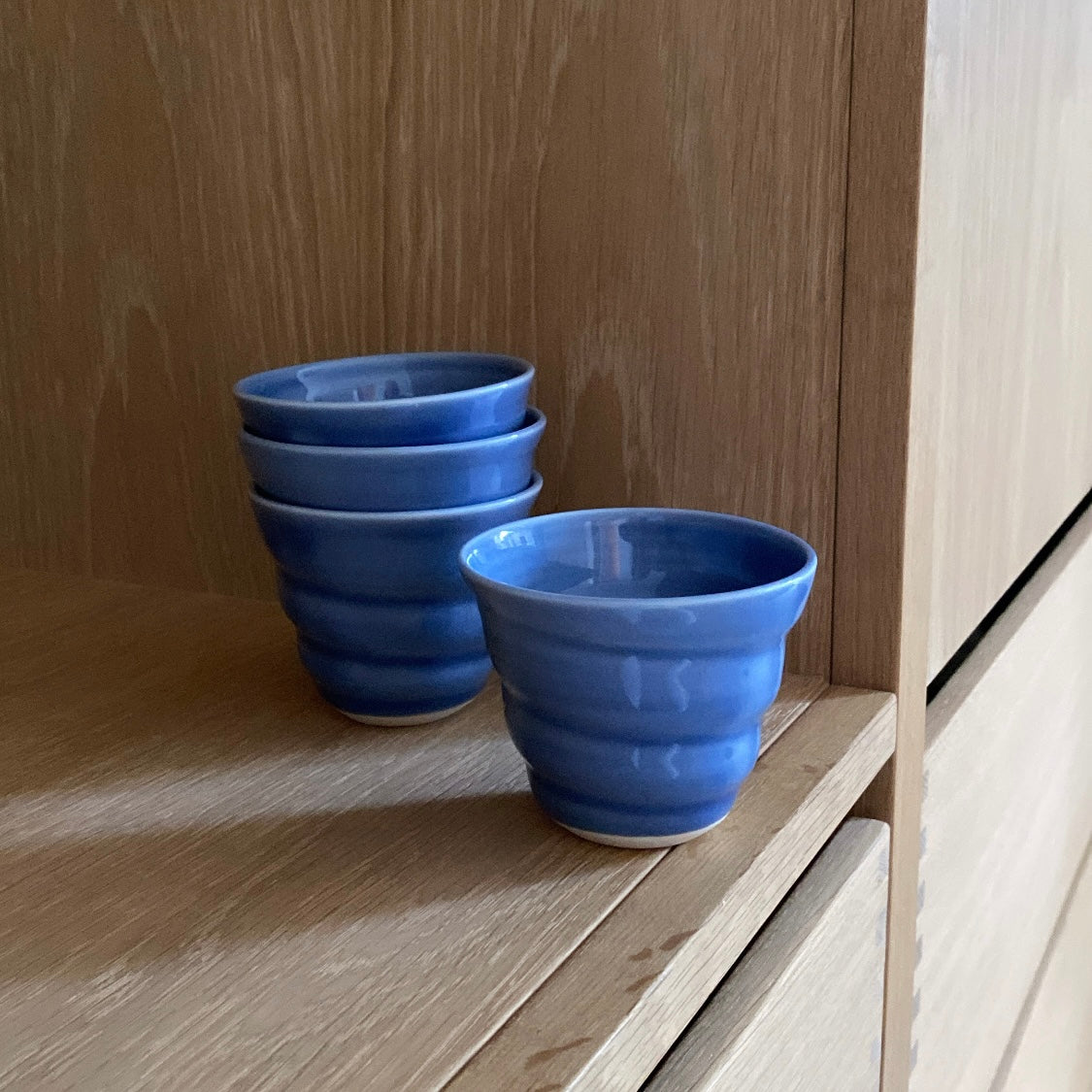 Hånddrejede porcelæn spiralkopper til den lille kop kaffe i himmelblå fra Rikke Mangelsen – dansk keramik hos unika:k