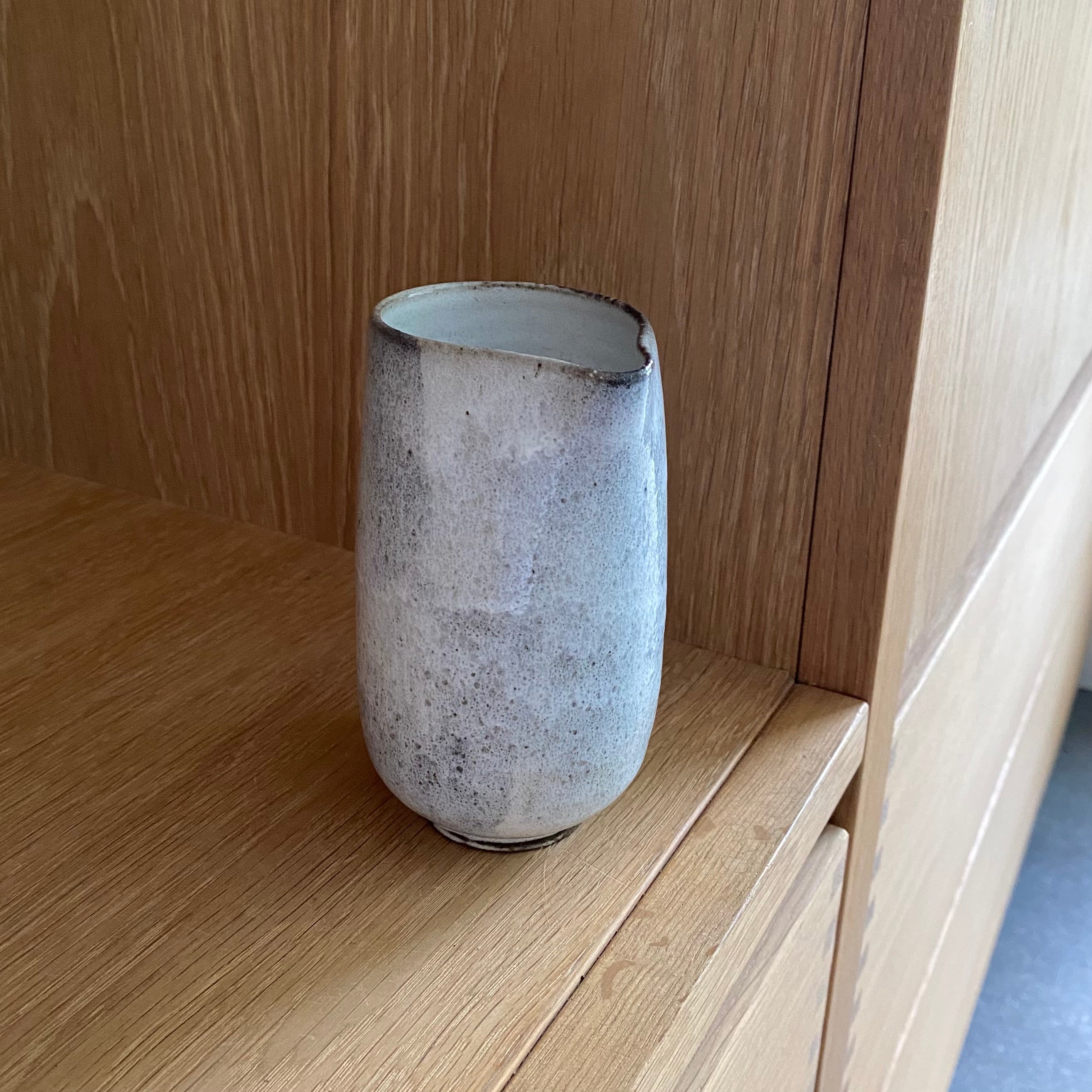 Keramikmælkekande lyseblå med hvid glasur indeni – hånddrejet keramik fra Tasja P ceramics