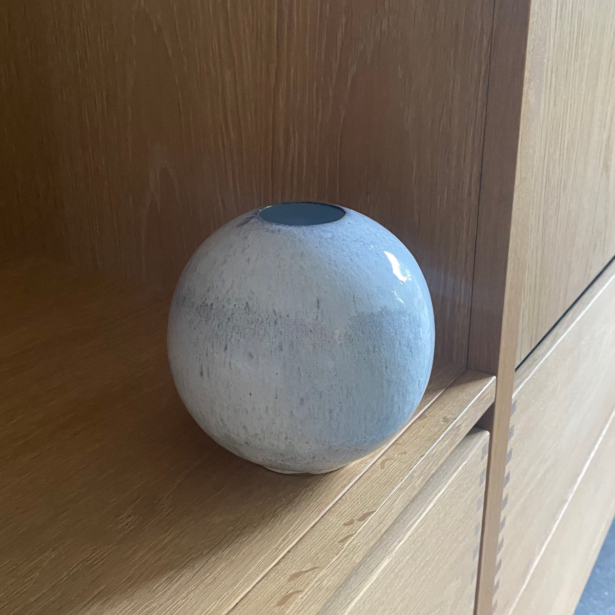 Keramikvase i lyseblå glasur med rund form