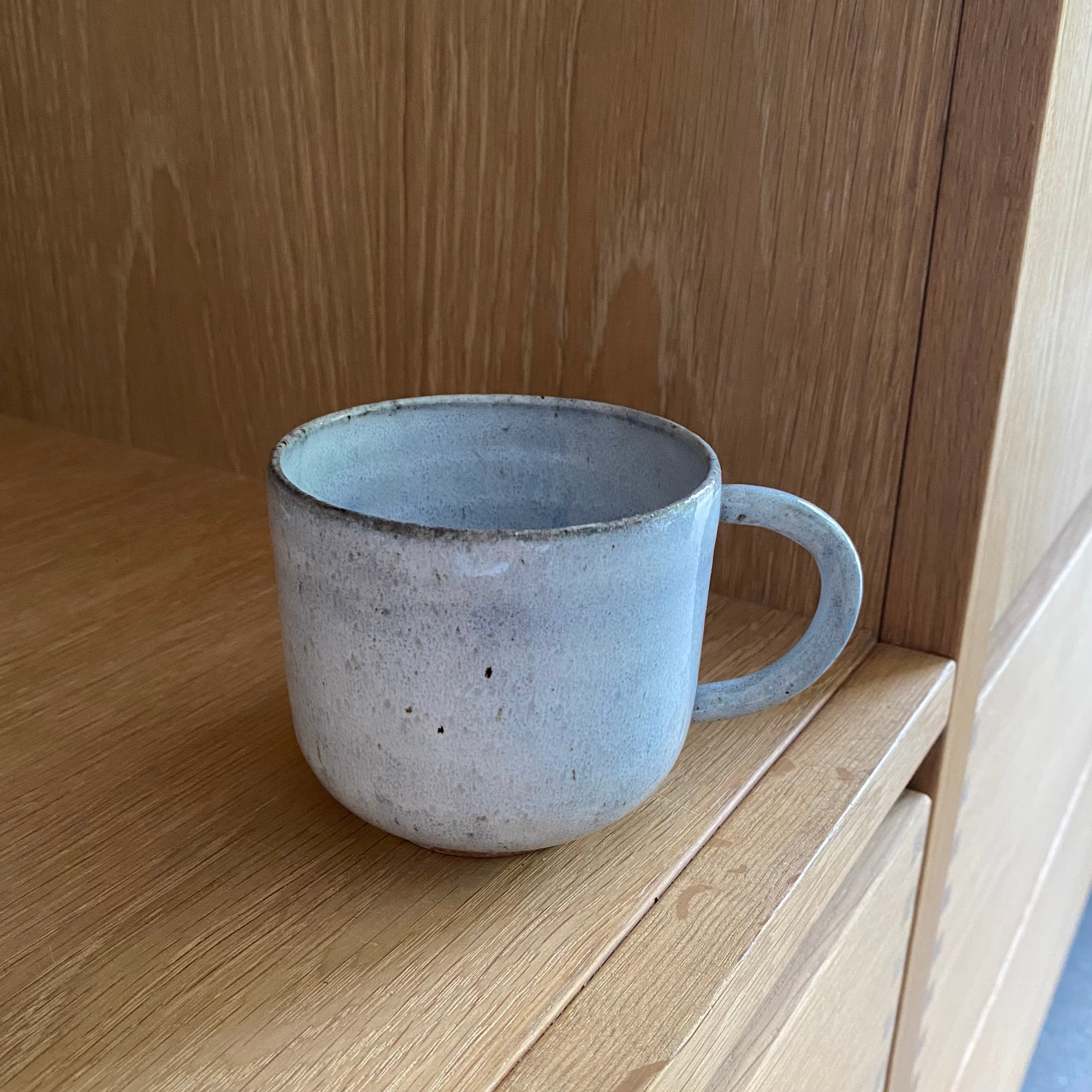 Håndlavet kaffekop med hank i lyseblå keramik – nordisk stentøj fra Tasja P ceramics
