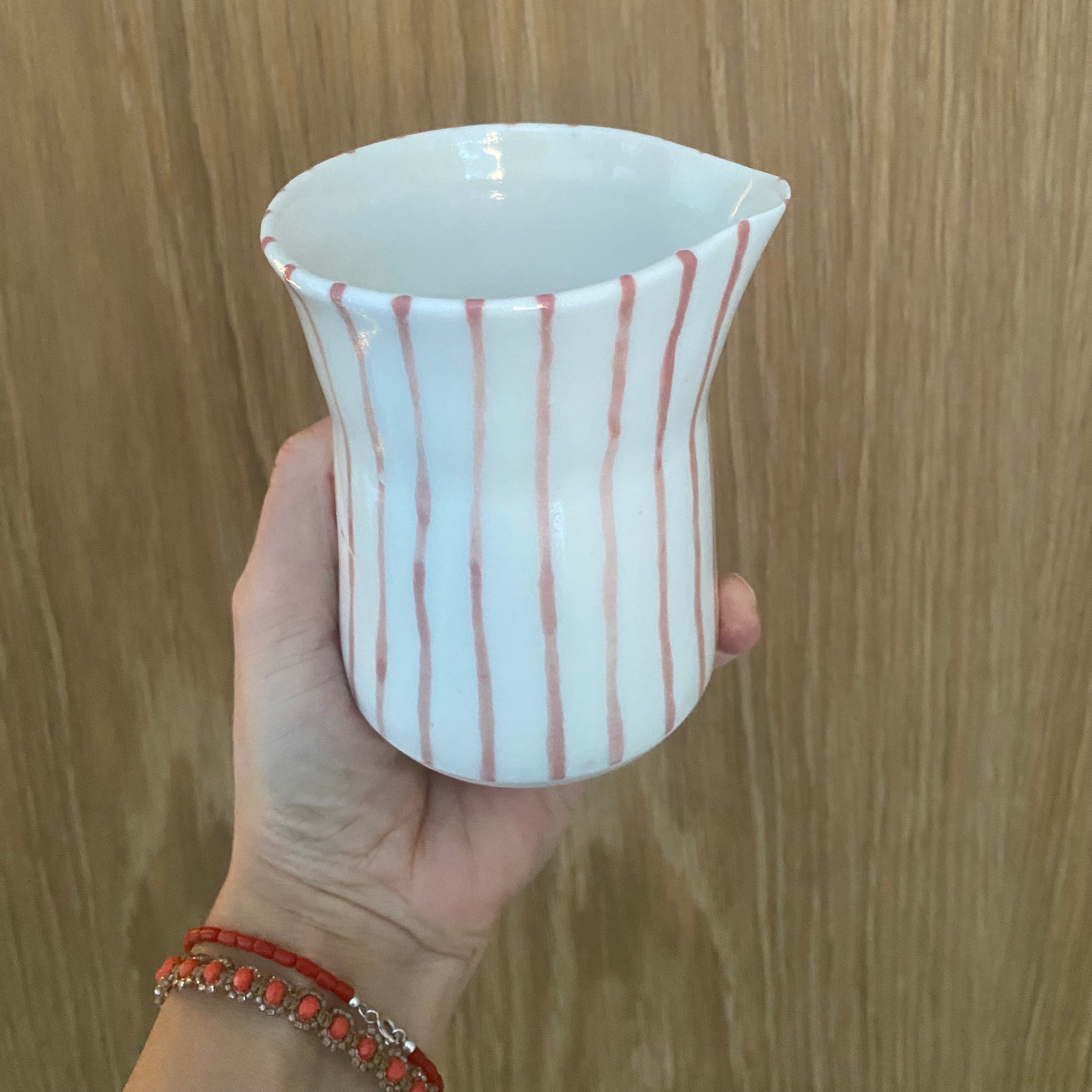 Hånddrejet mælkekande eller lille vase – rosa striber – håndlavet keramik
