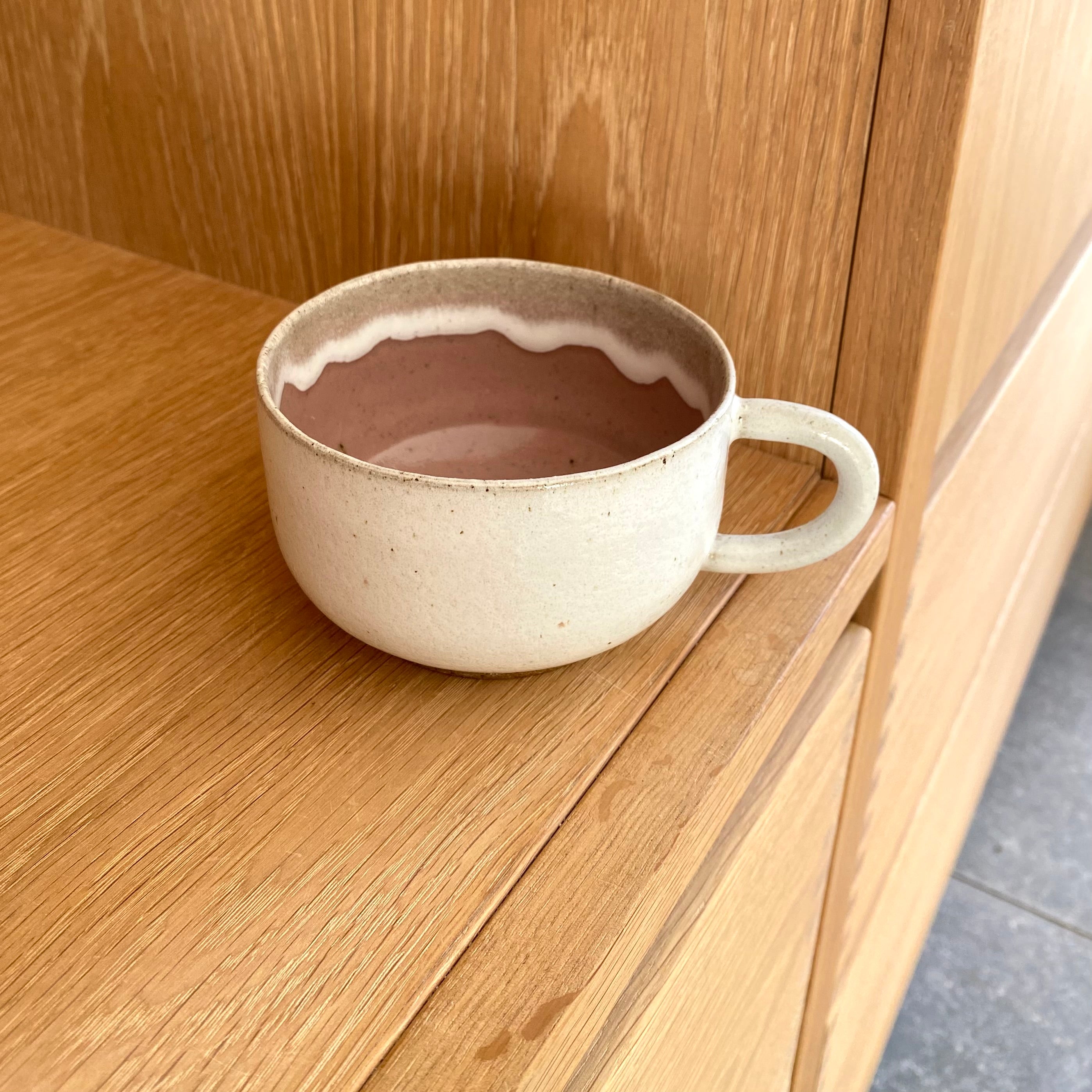 Kaffekop med hank – lyserød – hånddrejet keramik