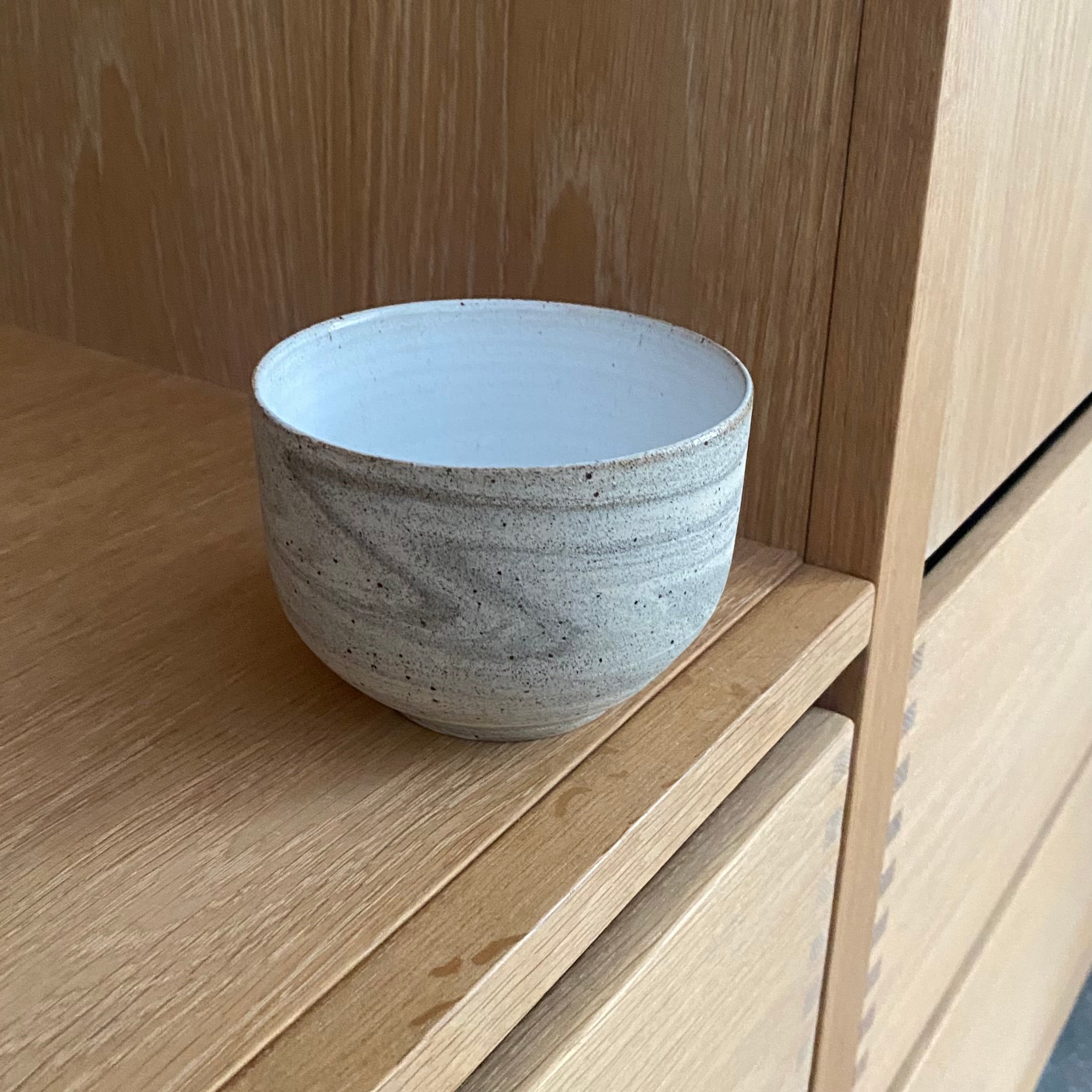 Tasja P tekop Marbled - hvid glasur indeni