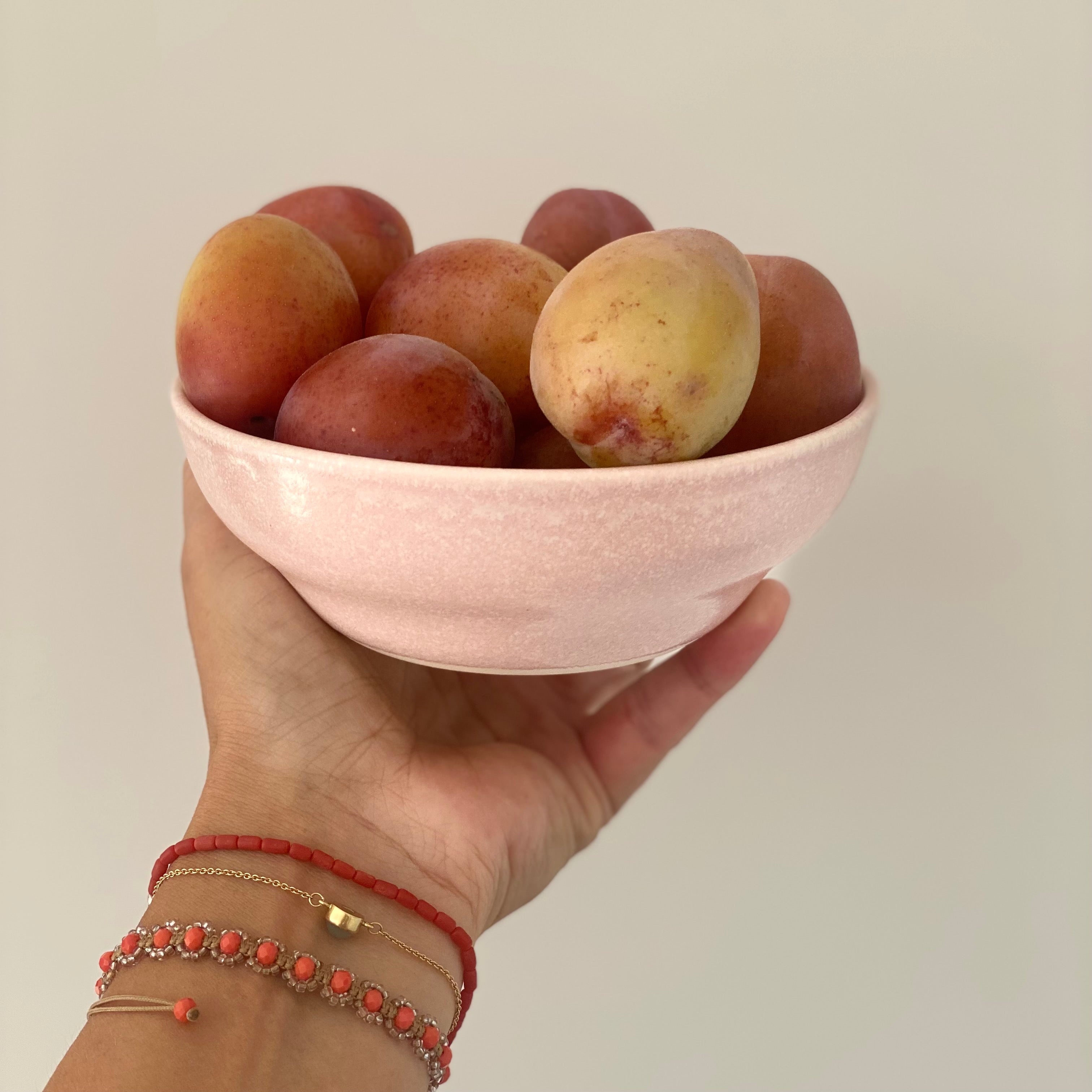 Frugtskål i håndlavet keramik med blommer – lille Nexø skål Sea Rose fra Oh Oak