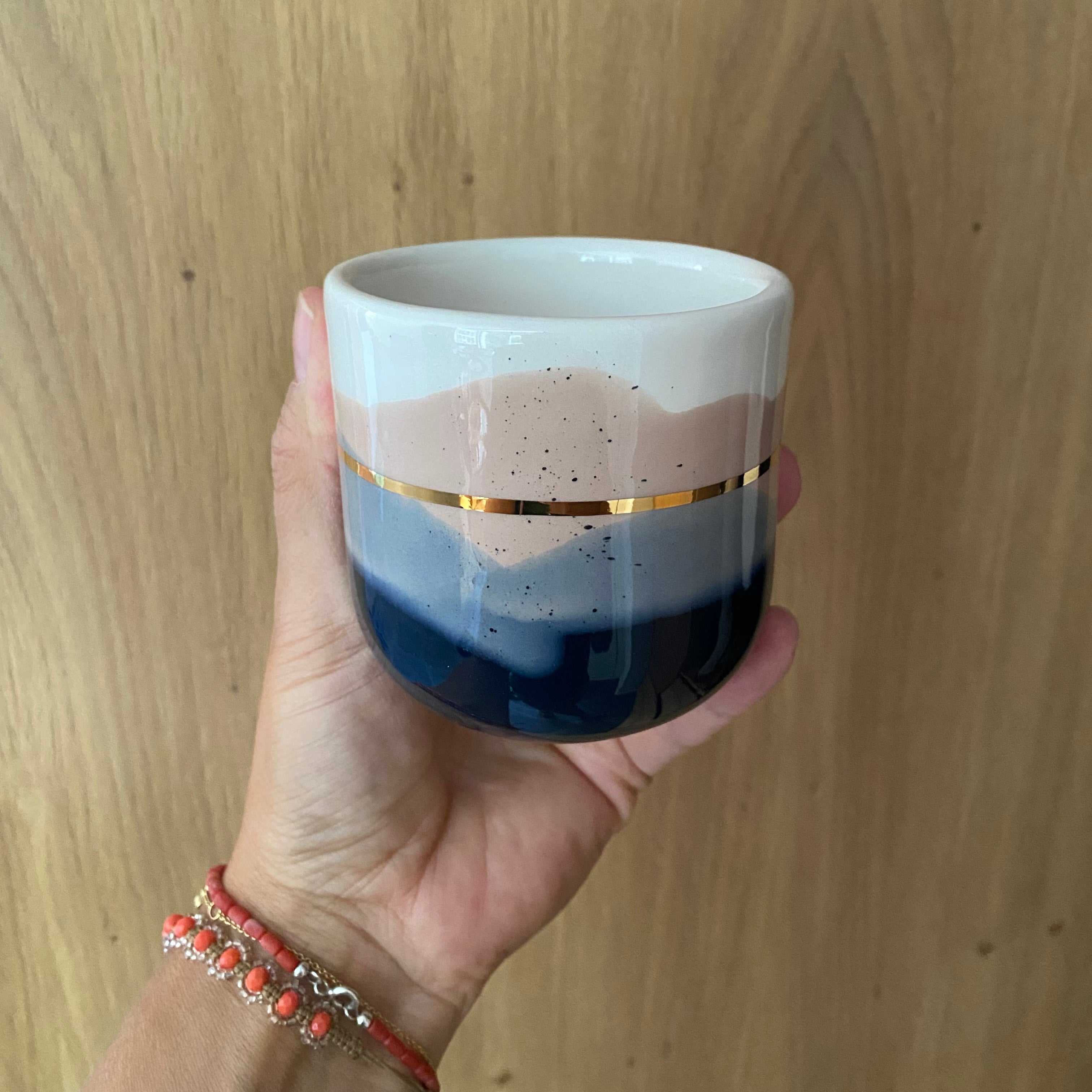 Gaveidé til hende – håndlavet keramik cappuccino kop med guldbånd i mørkeblå og choko fra Marinski Heartmades