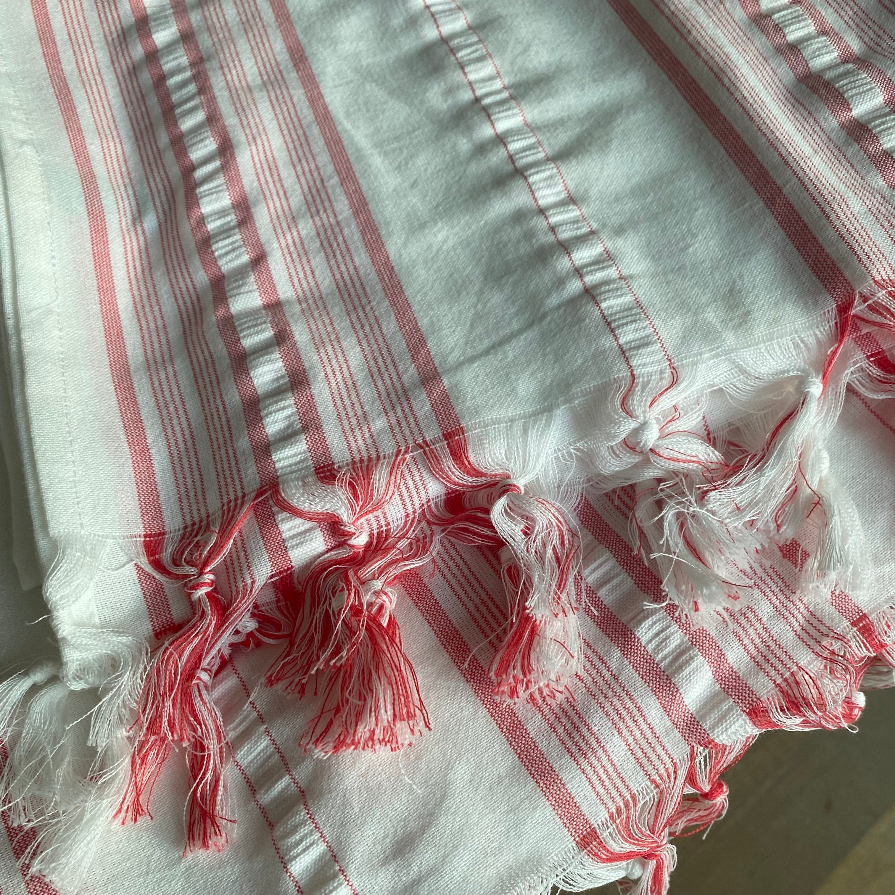 Hvid dug 180x350 med koralrøde striber