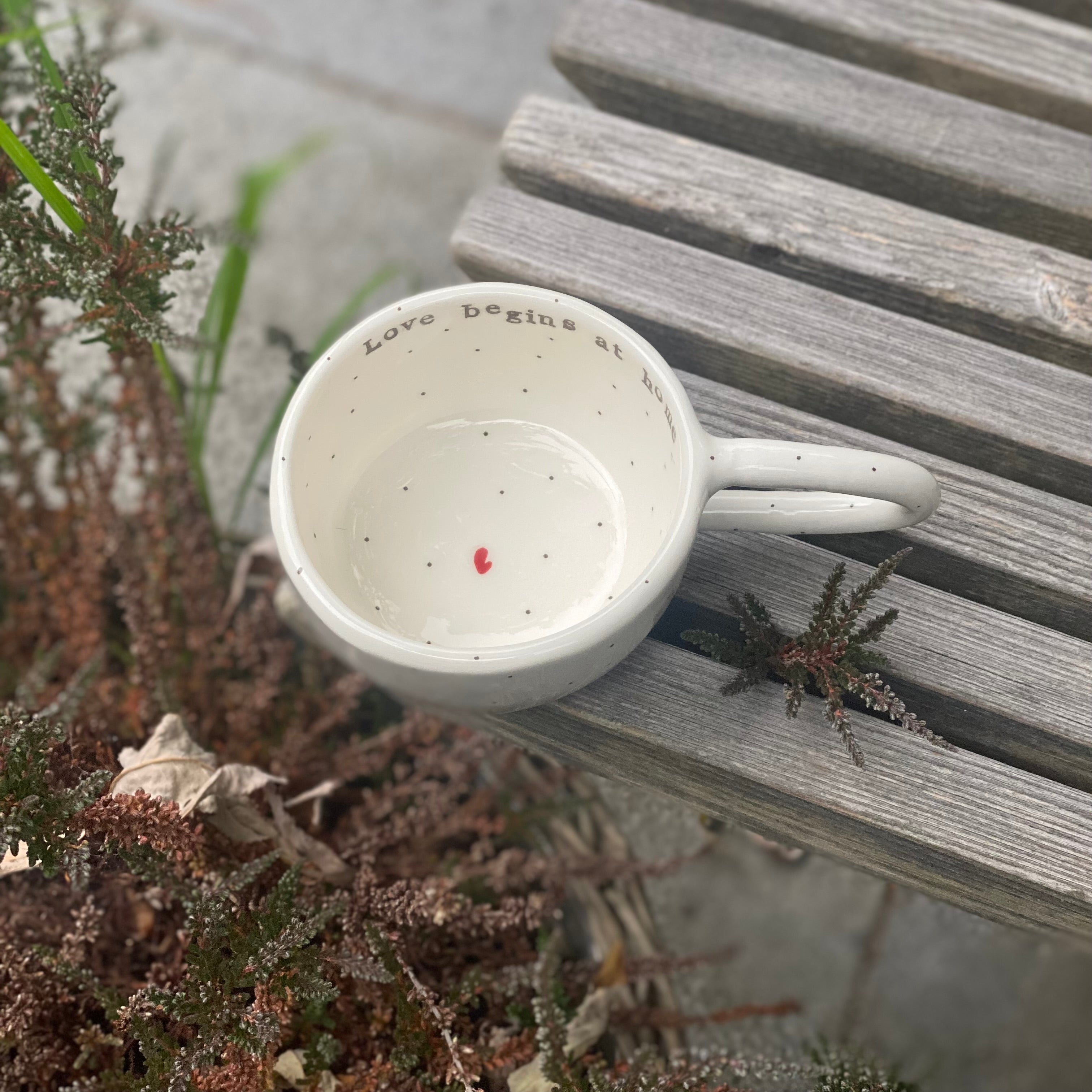 Håndlavet kop med hank og tekst - Love begins at home - personlig gave