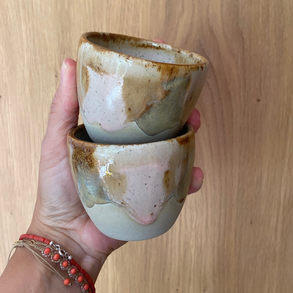 Espressokop og cortadokop i Earthy glasur – håndlavet keramik fra Kim Wallace i jordfarver