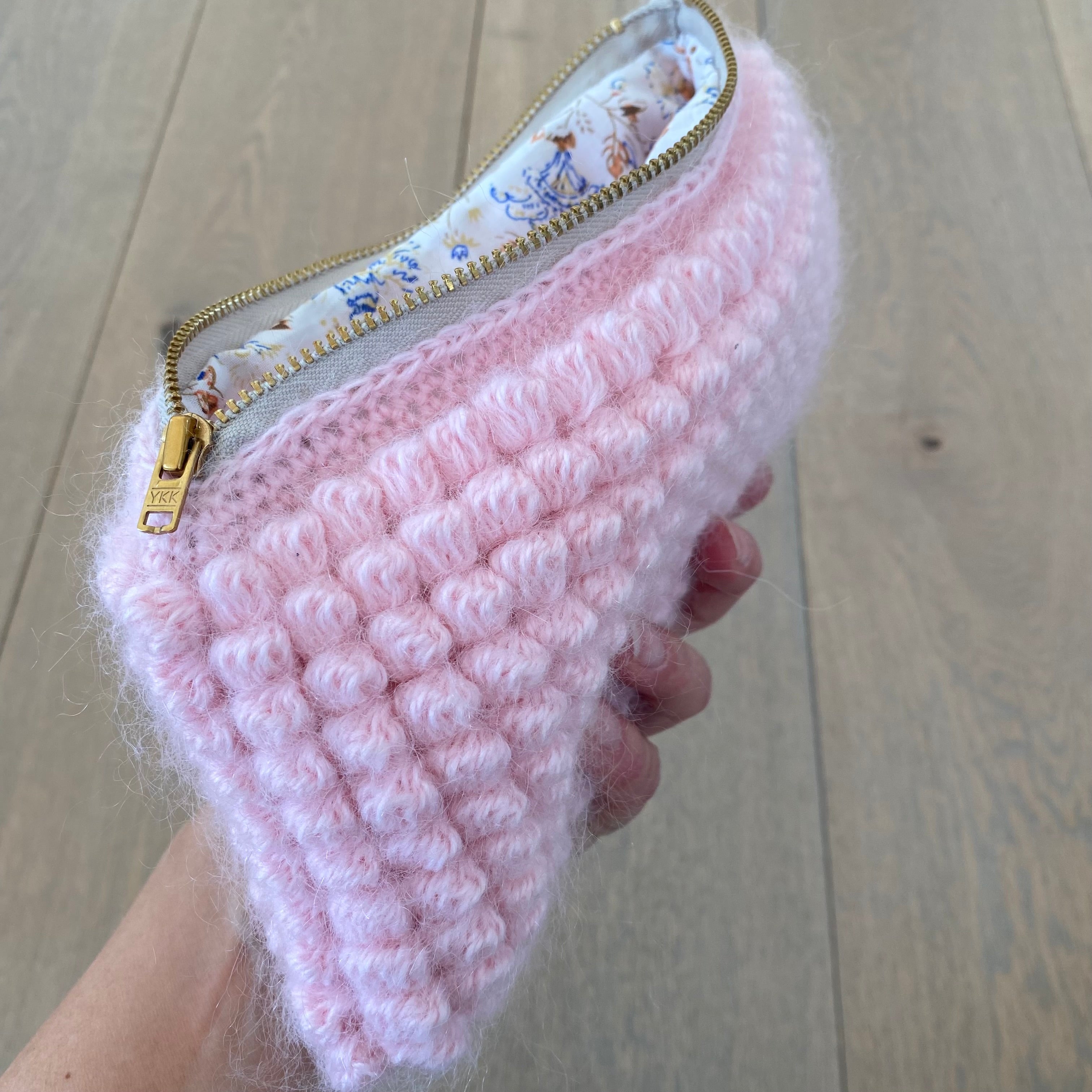 Hæklet boble clutch M i lyserød mohair – dansk håndværk