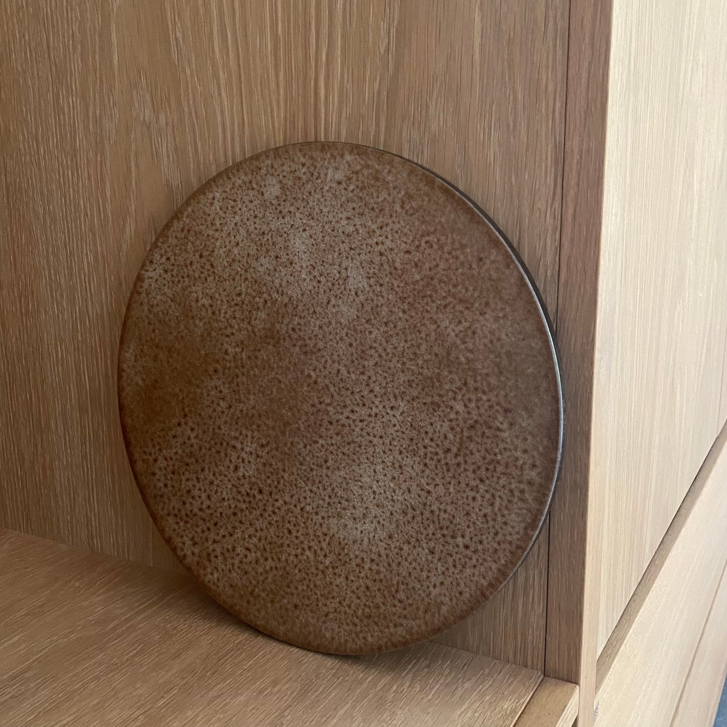 Lavastensbræt Ø 30 cm i unika brun krakeleret glasur – Made a Mano | Unika K