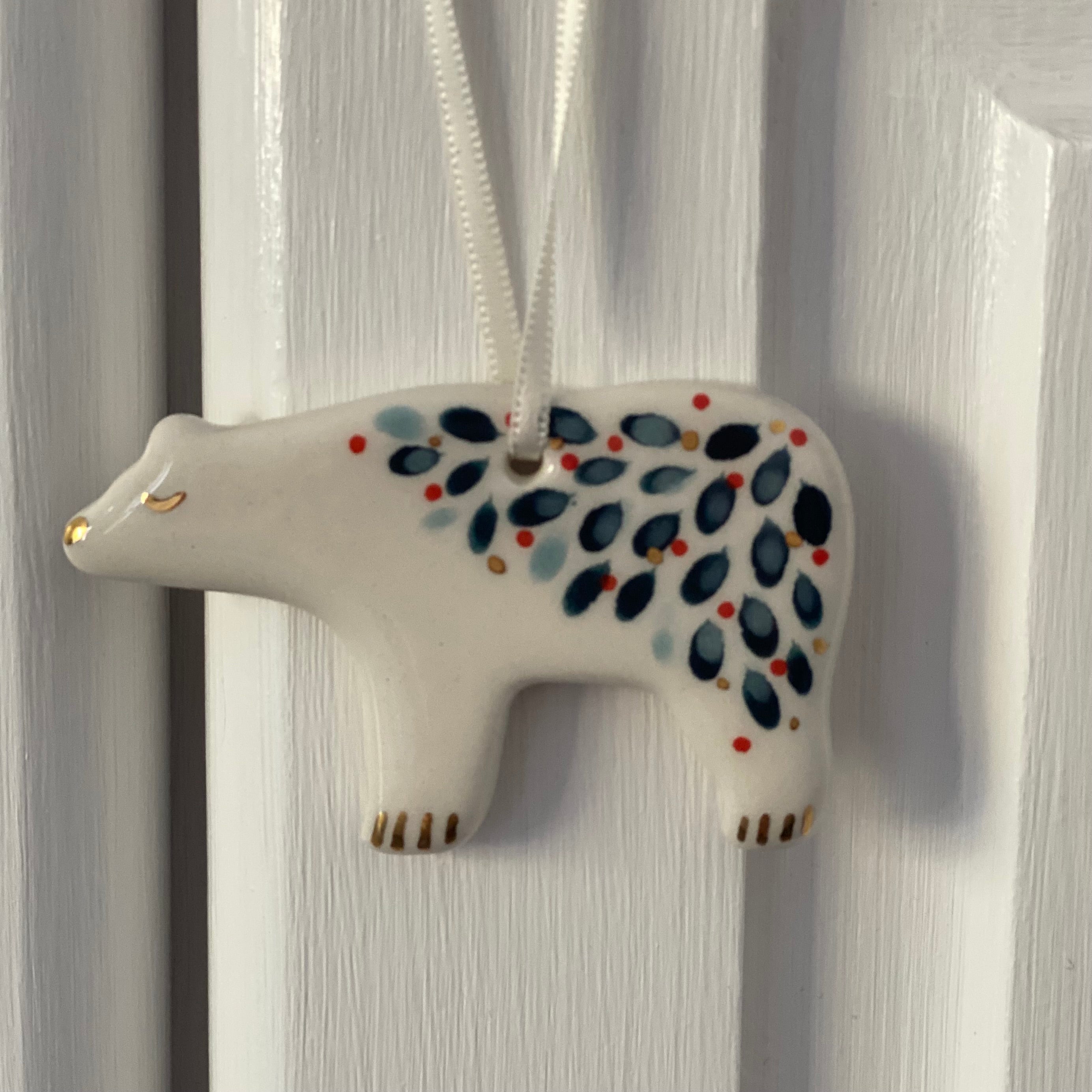 Nyhed - Keramik ophæng isbjørn - hvid med mørkeblå mønster - Marinski