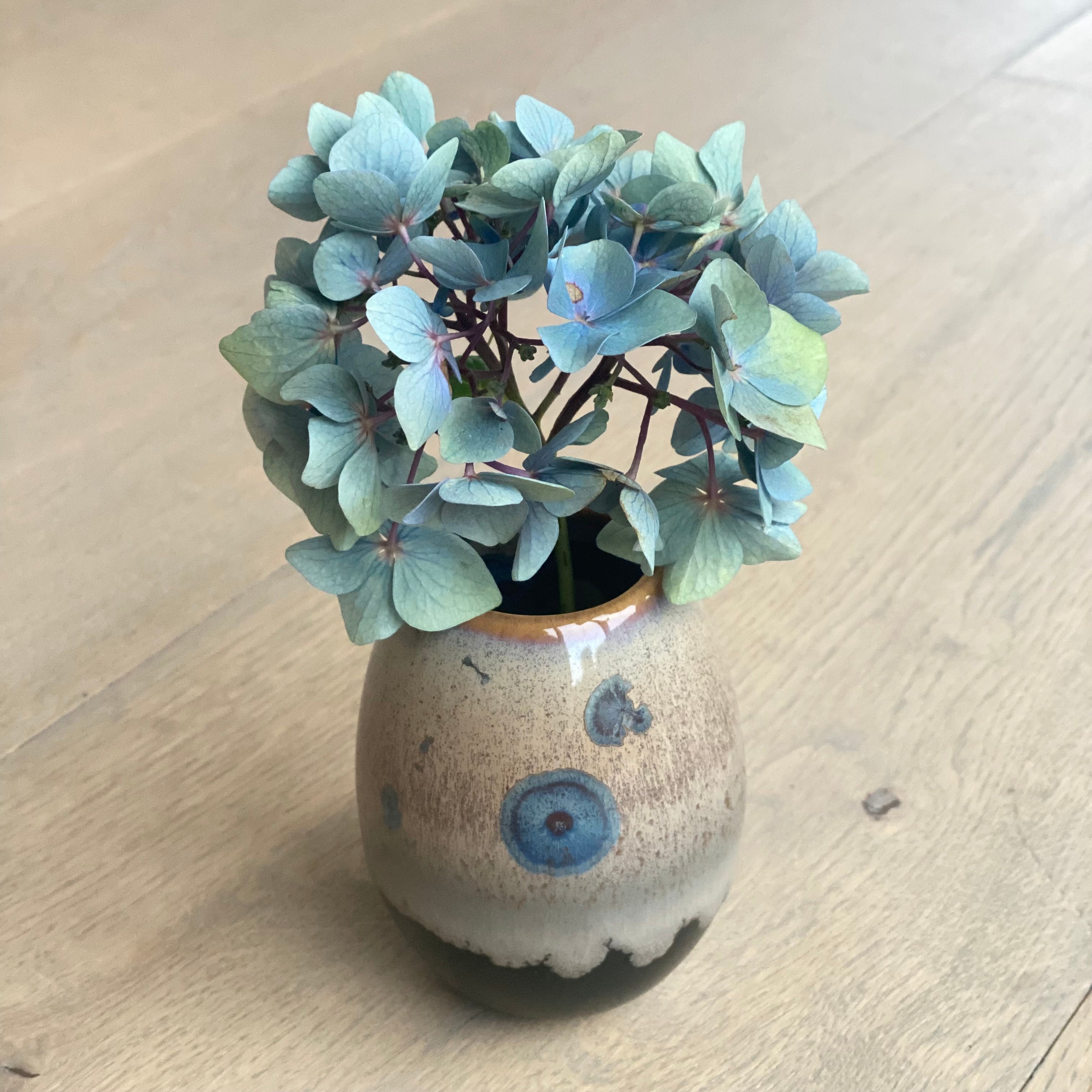 Keramikvase med krystalglasur - beige og blå - unik vase