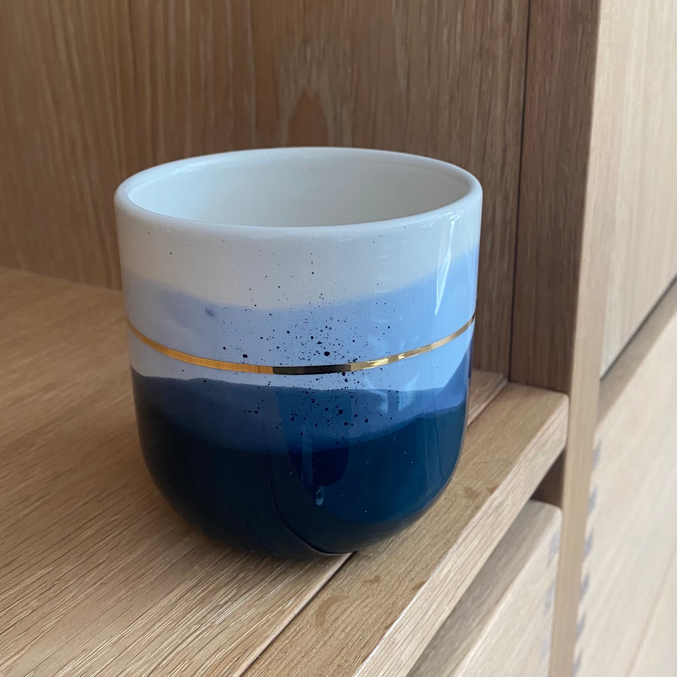 Marinski Heartmades latte kop Landscape - dark blue, light celestial blue