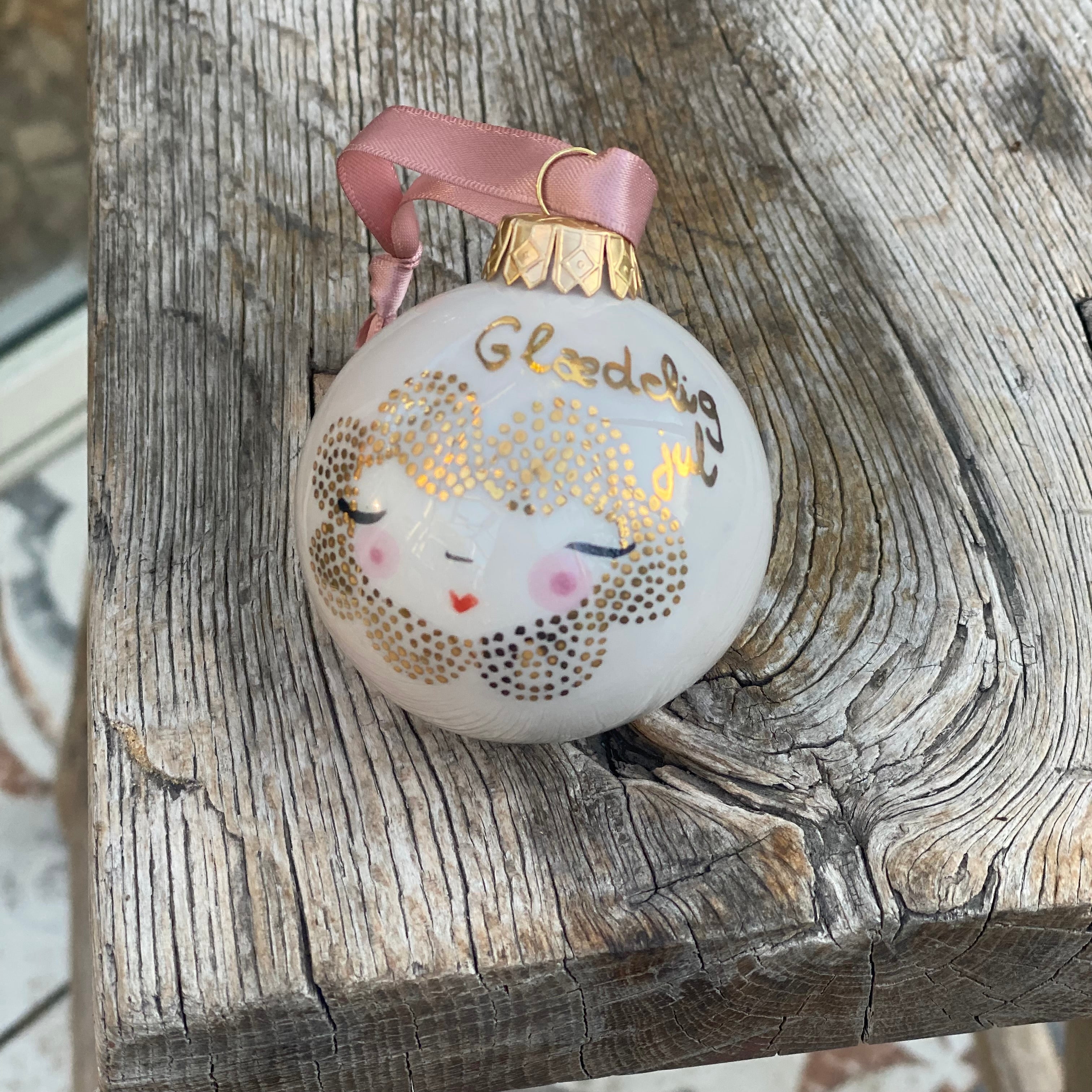 Julekugle med tekst, Glædelig jul - creme med gulddetaljer