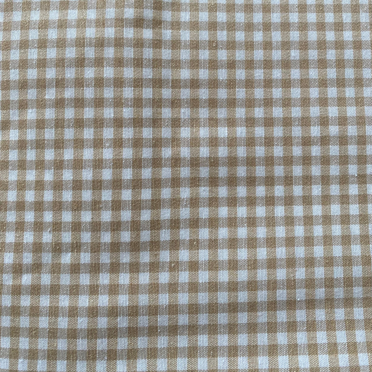 Ternet dug i beige og hvid med nærbillede af Vichy-mønsteret og stoffets vævning.