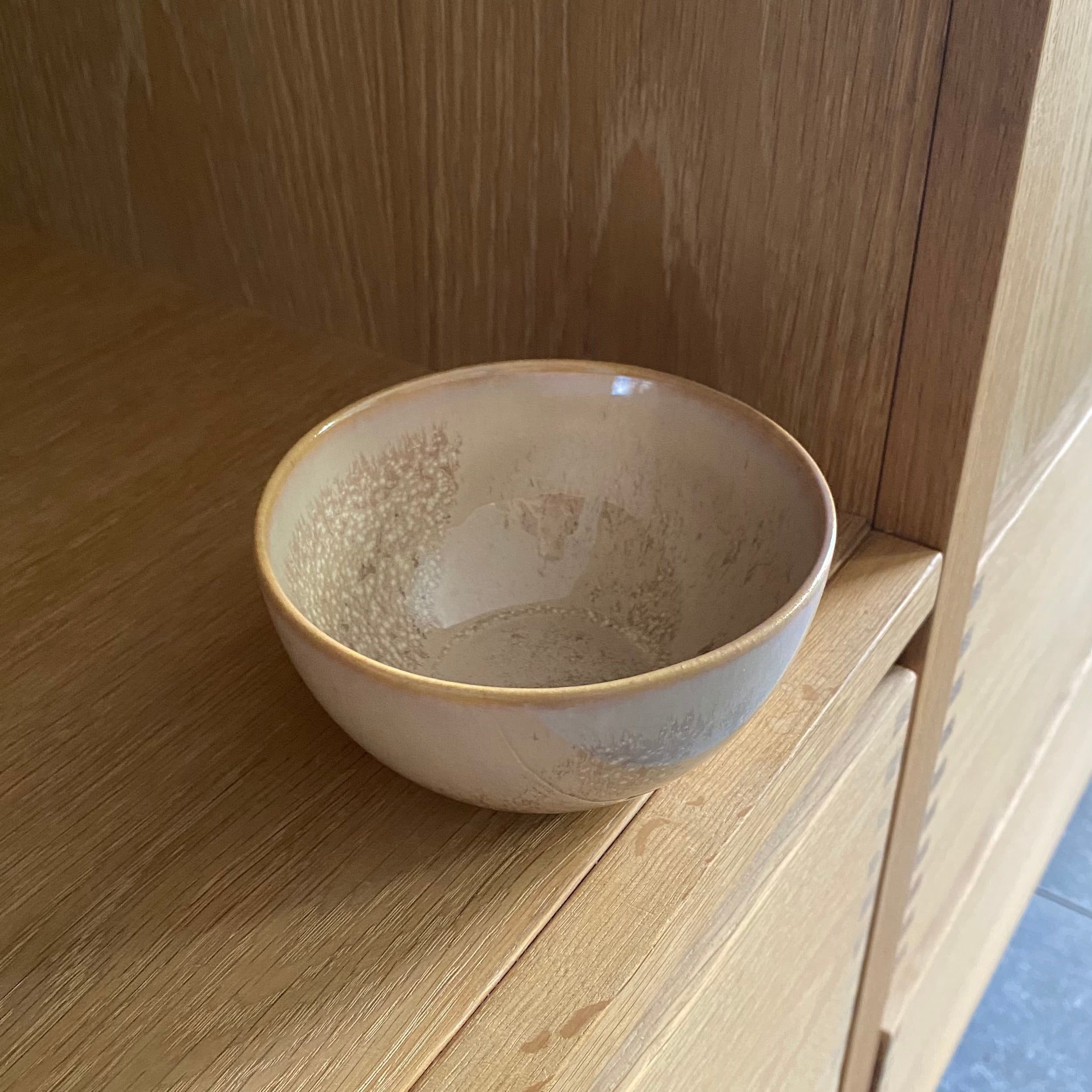 Skål Tone Golden set oppefra – håndstøbt porcelæn i golden glasur fra Wauw Design
