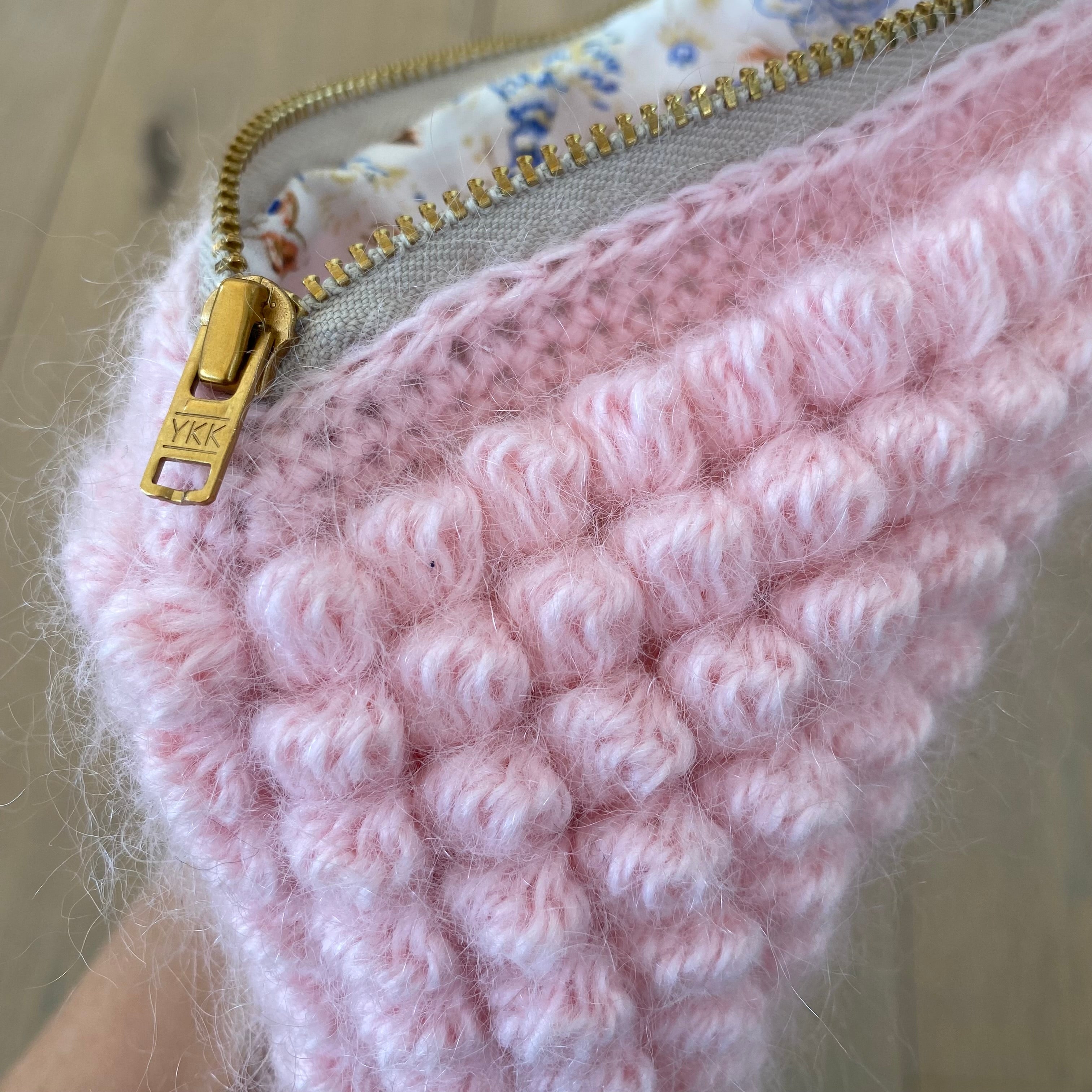 Hæklet clutch M i lyserød bobledesign – cremehvidt blomsterstof indeni