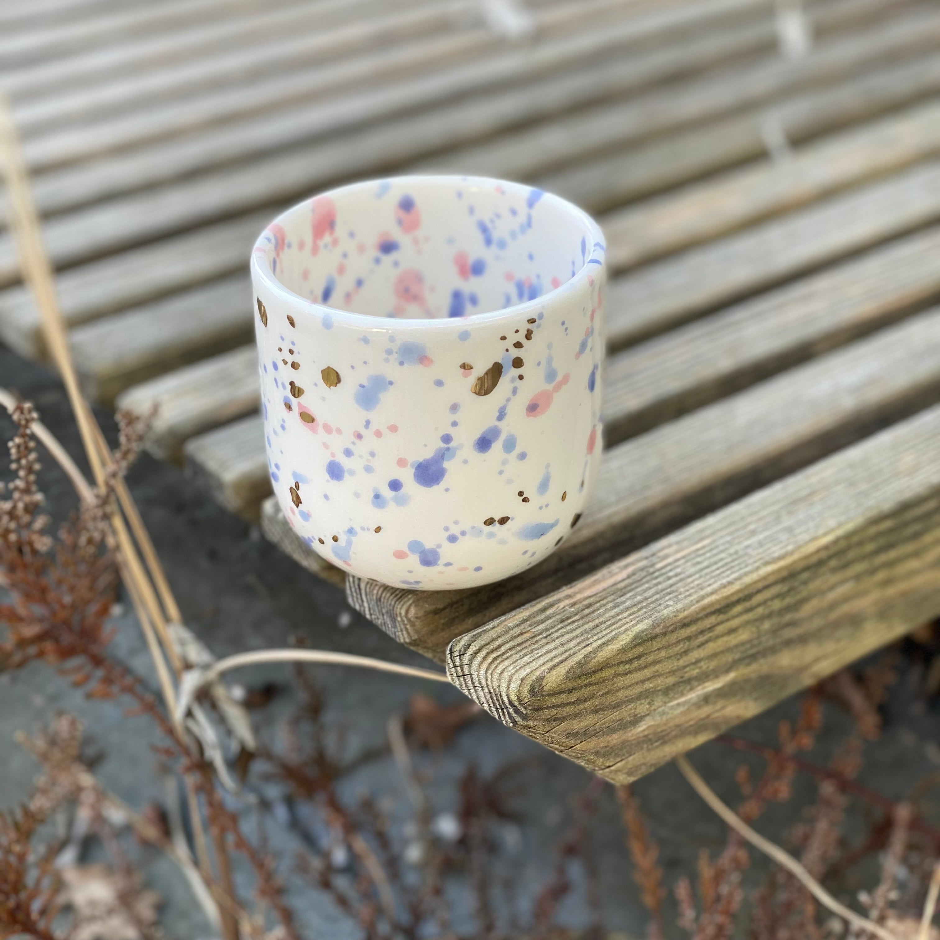Cappuccino kop Konfetti - guld, lyserød og blå farver - bestseller keramik