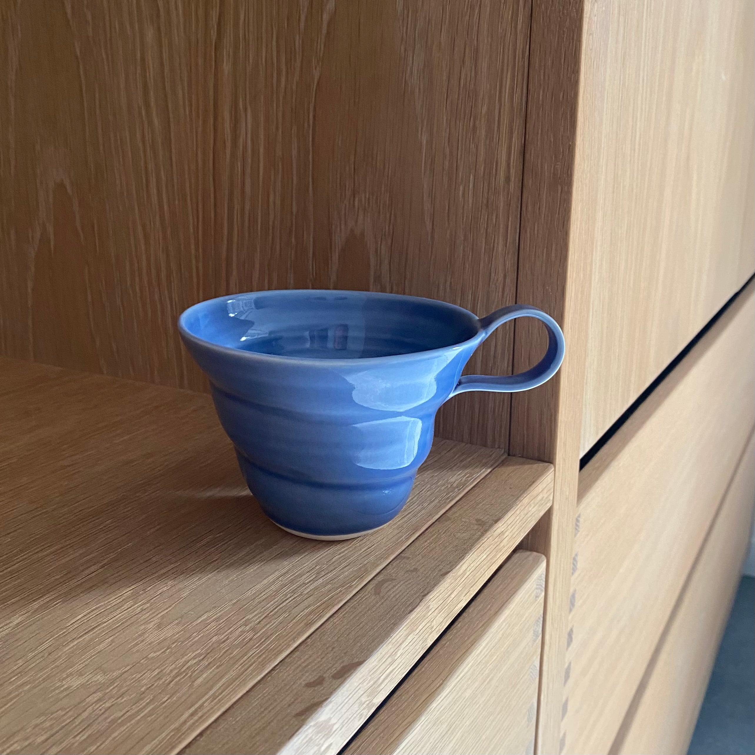 Porcelæn spiralkop med hank - himmelblå