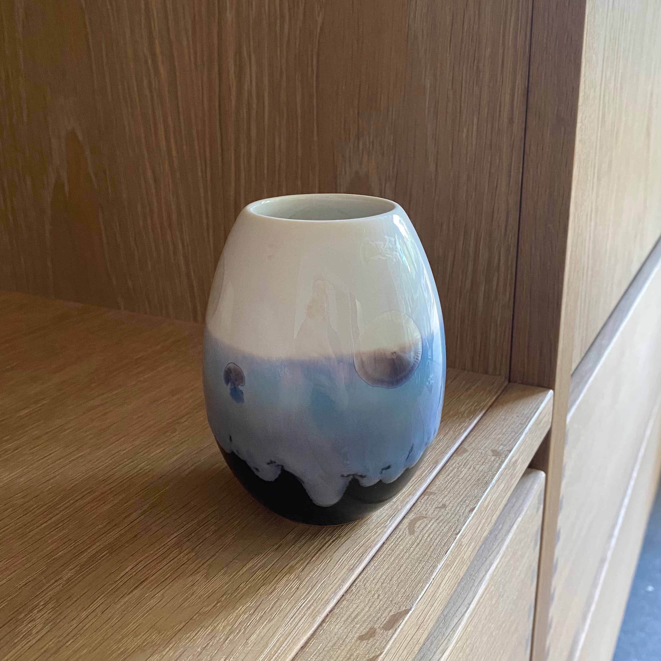 Keramikvase Crystal vase i hvid og lyseblå krystalglasur – håndlavet dansk keramik fra Wauw Design