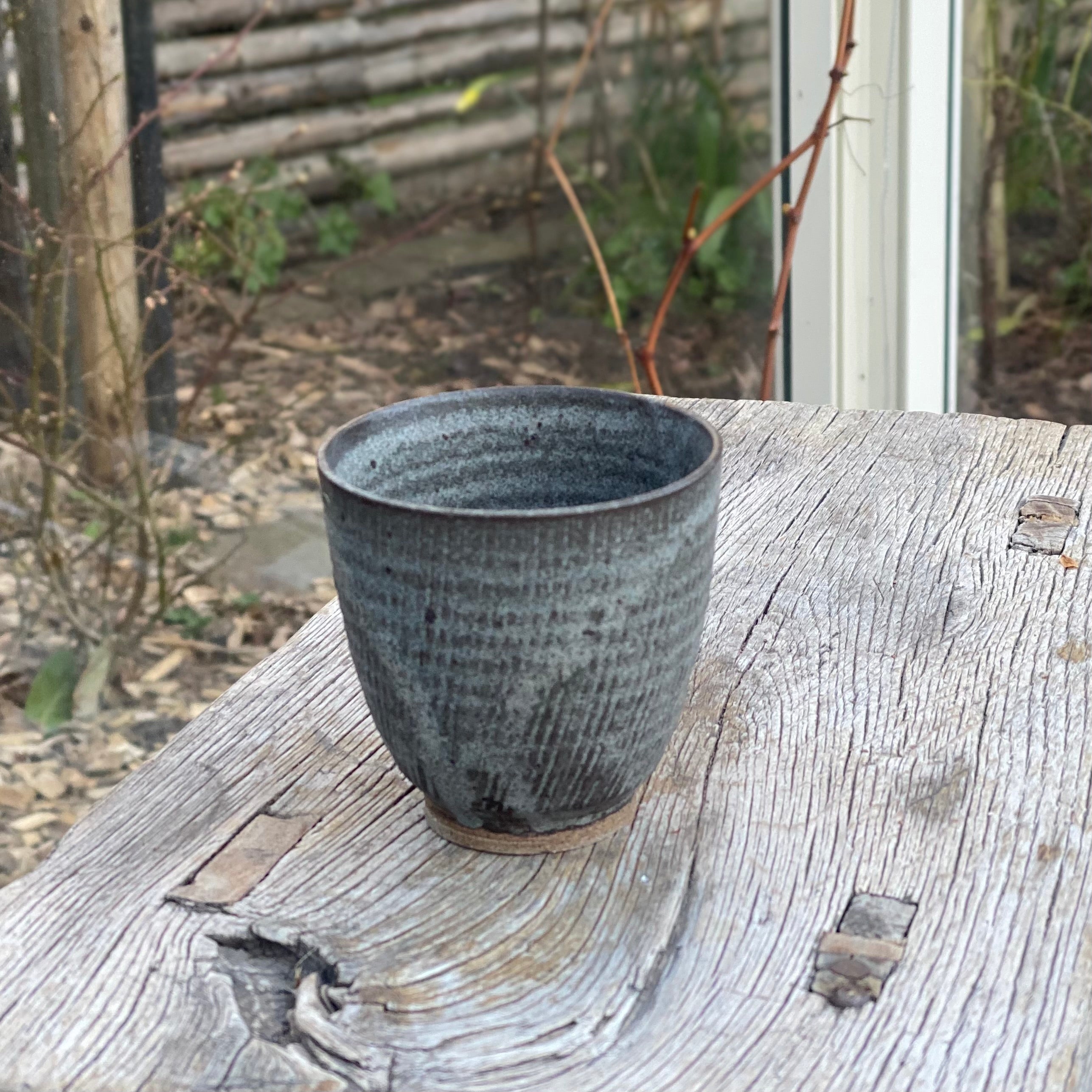 Håndlavet keramikkop i gråblå med riflet mønster – dansk keramik fra Blacksmith Ceramics