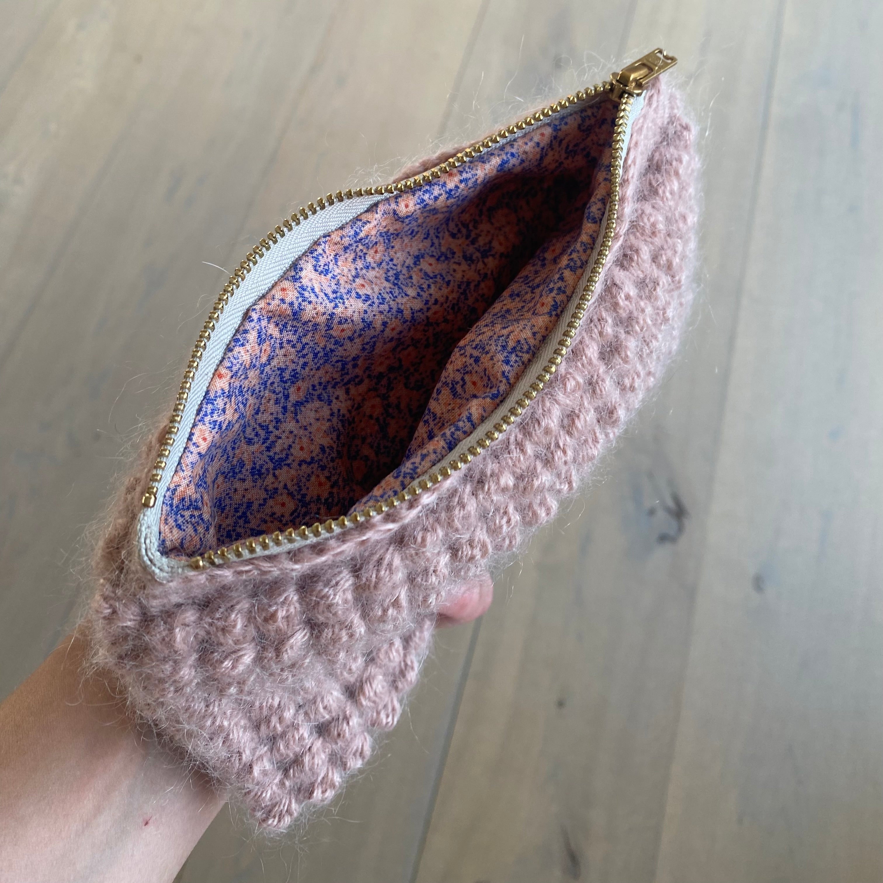 Marie boble clutch rosa – hæklet i mohair med bomuldsstof indeni