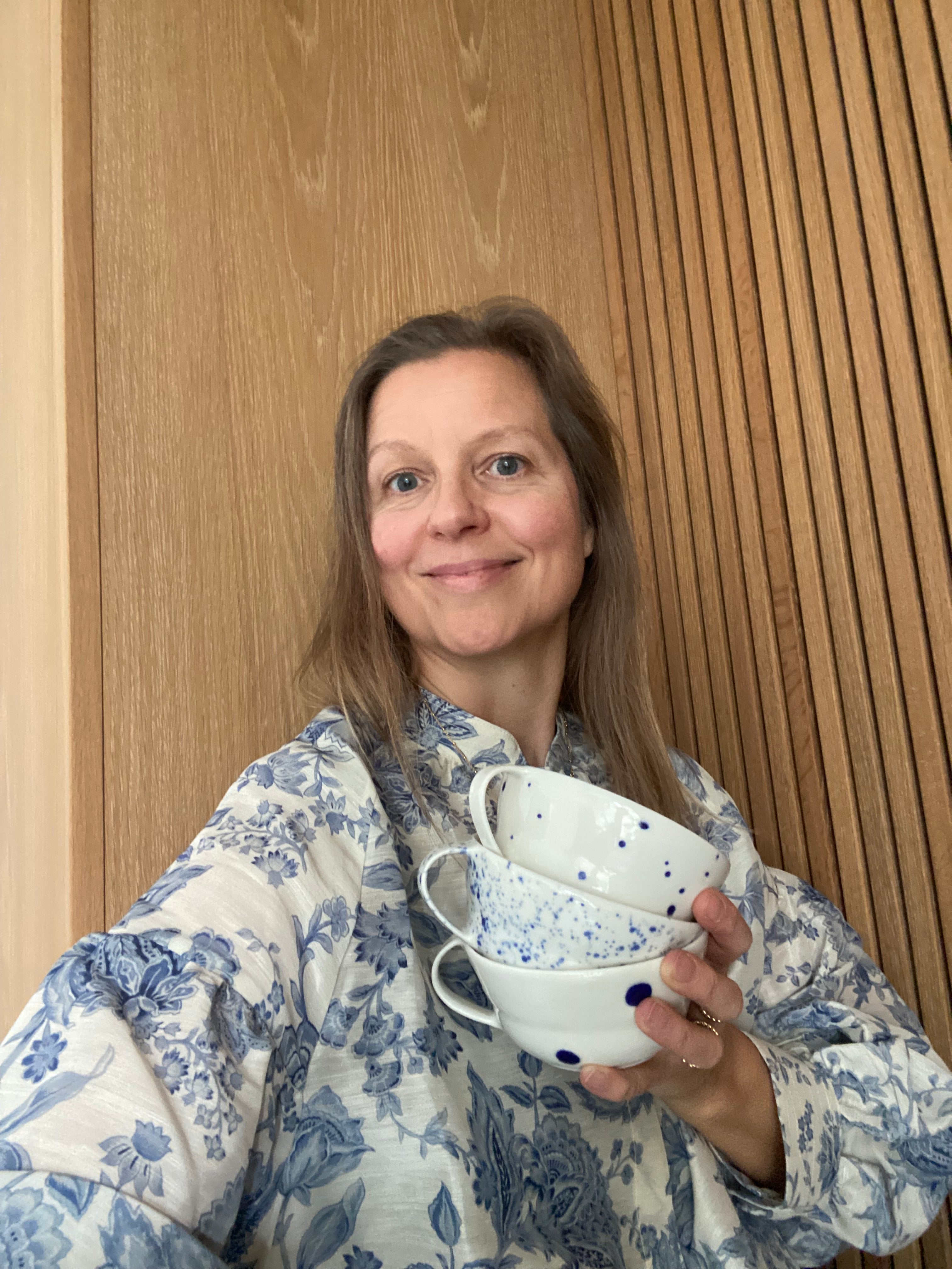 Tekop med hank – blå store prikker – håndlavet keramik