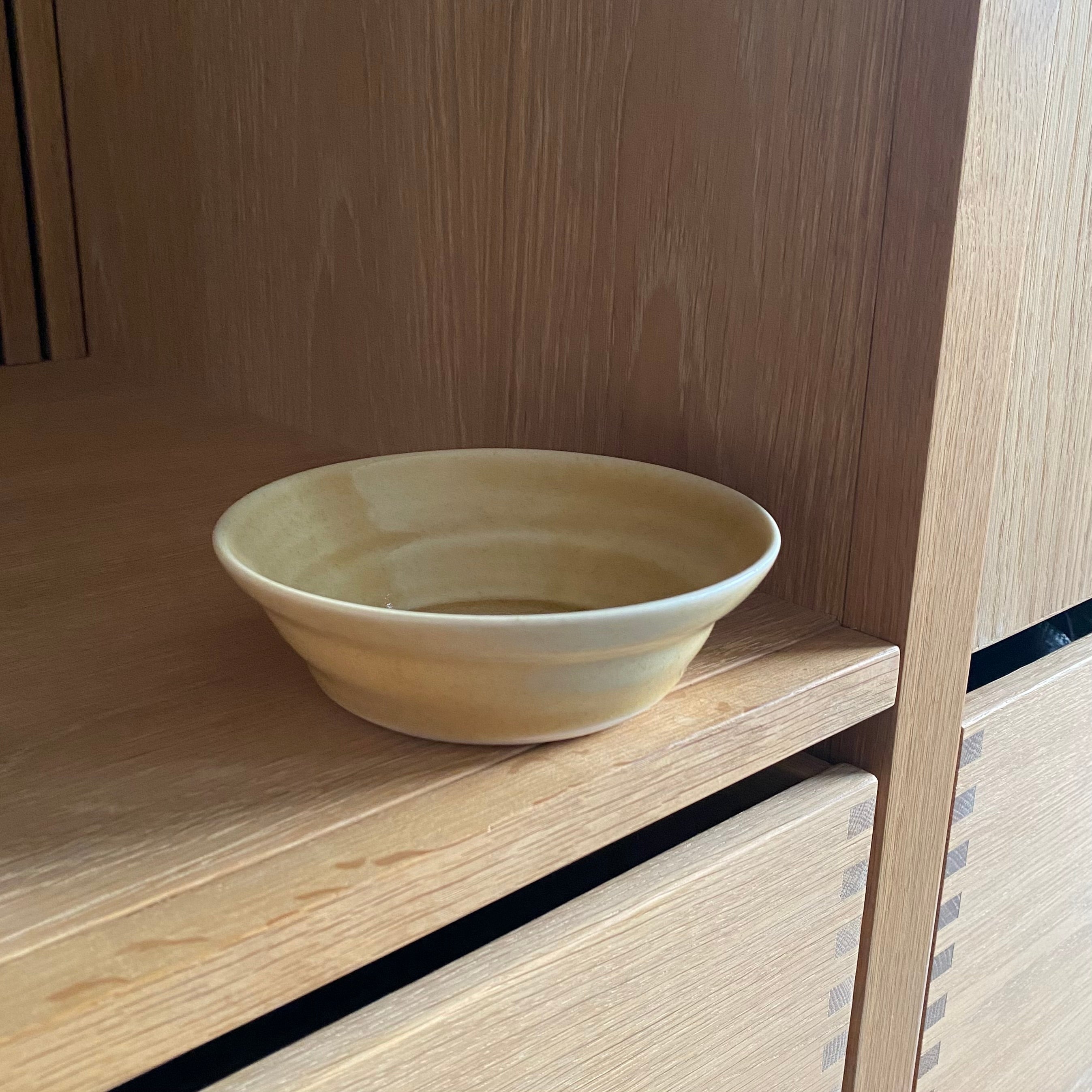 Hånddrejet porcelæn spiralskål i svag gyldengul fra Rikke Mangelsen – dansk keramik hos unika:k