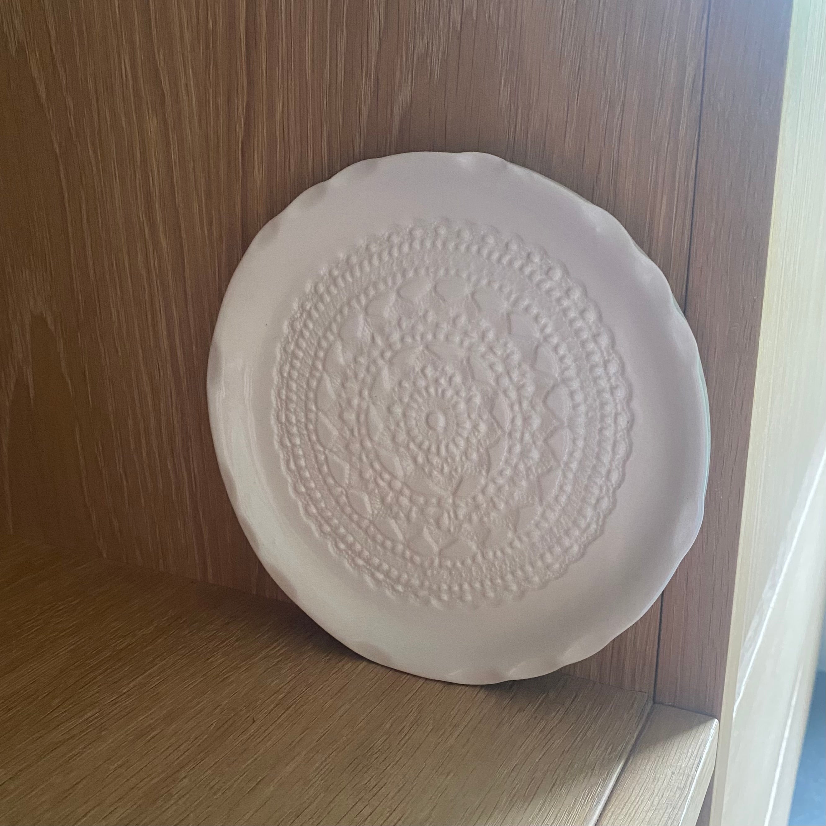 Desserttallerken i hvid keramik med Vintage Lace blomstermønster – håndlavet