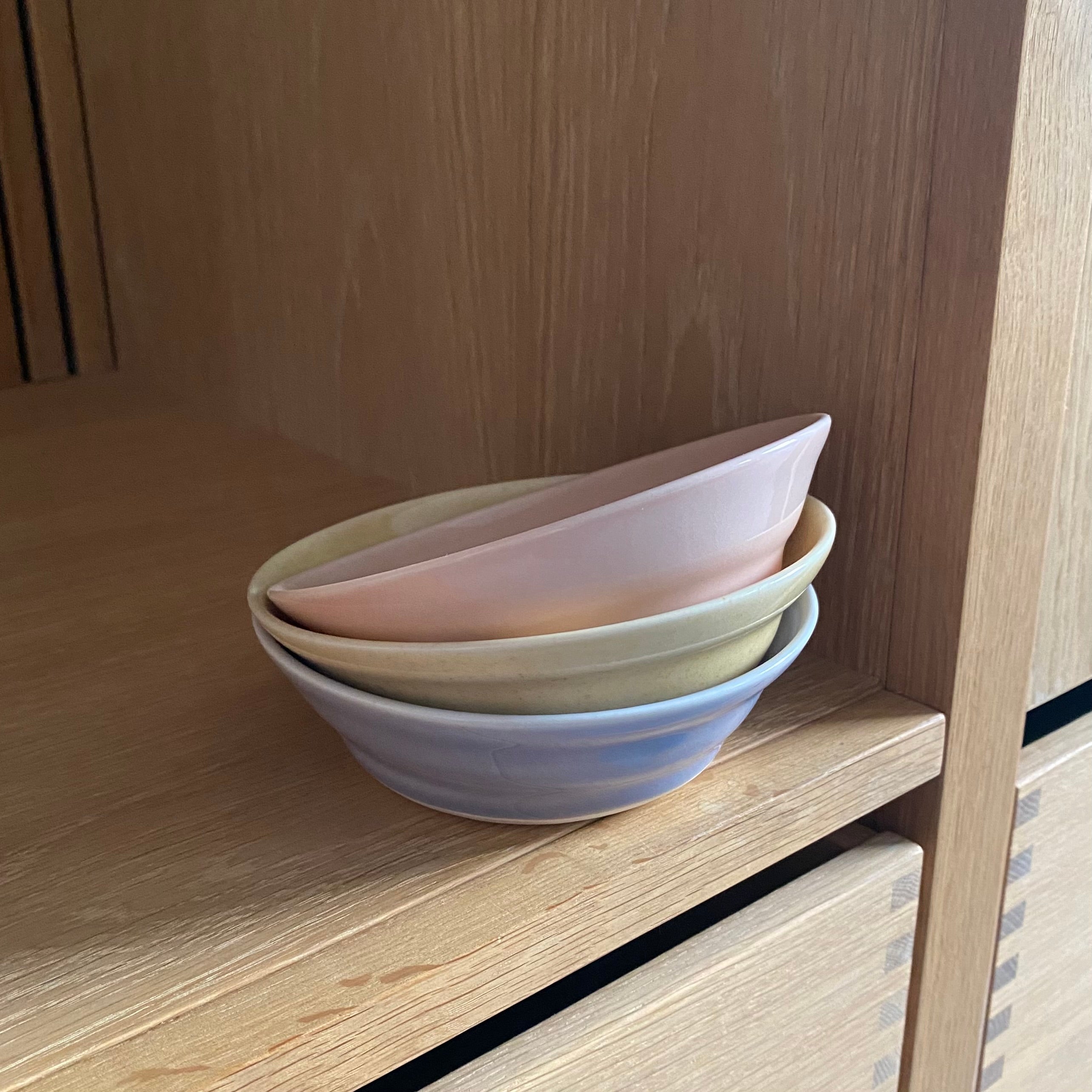 Hånddrejede porcelæn spiralskåle i flere farver fra Rikke Mangelsen – dansk keramik hos unika:k