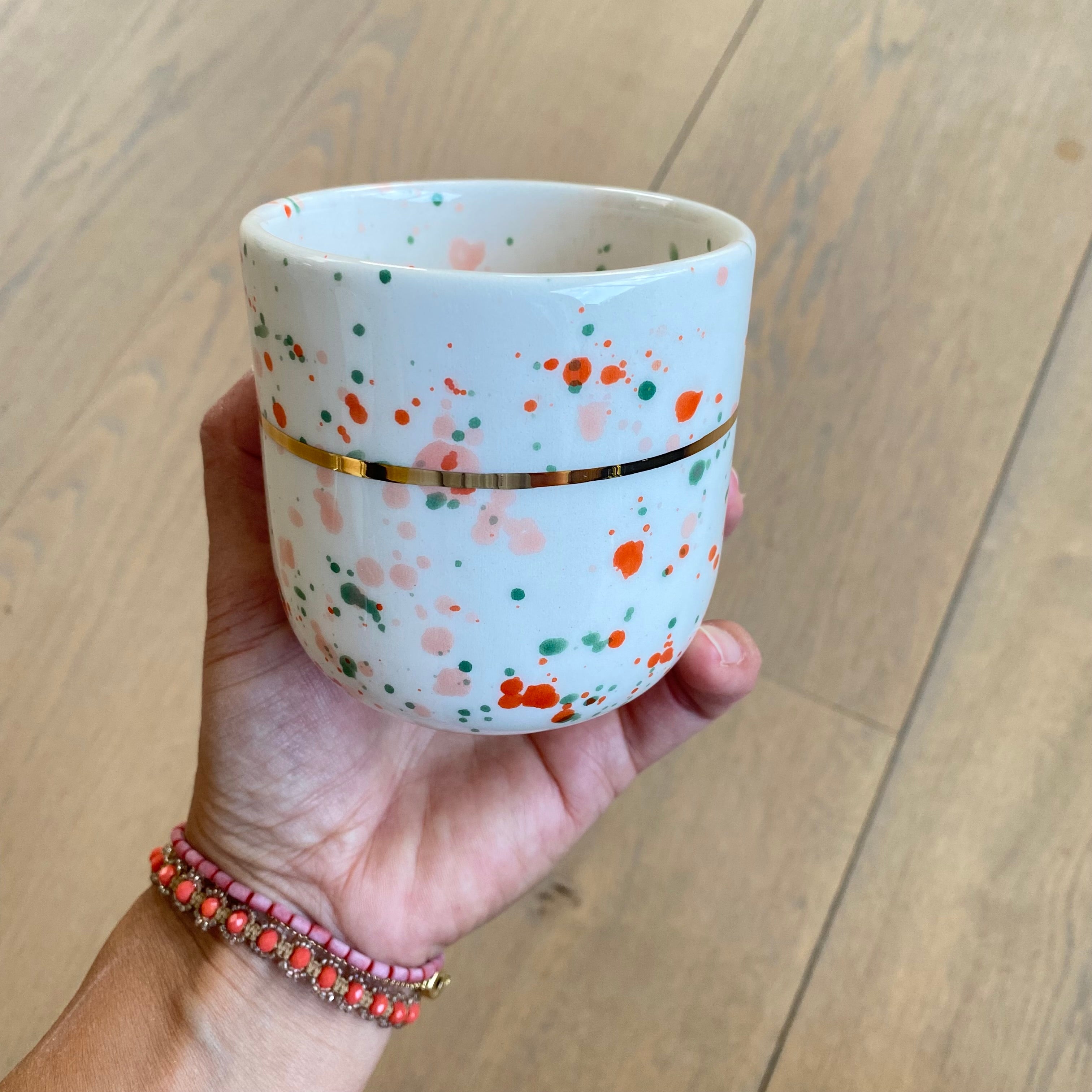 Kaffekop – Konfetti med guldbånd – grøn, rød & lyserød