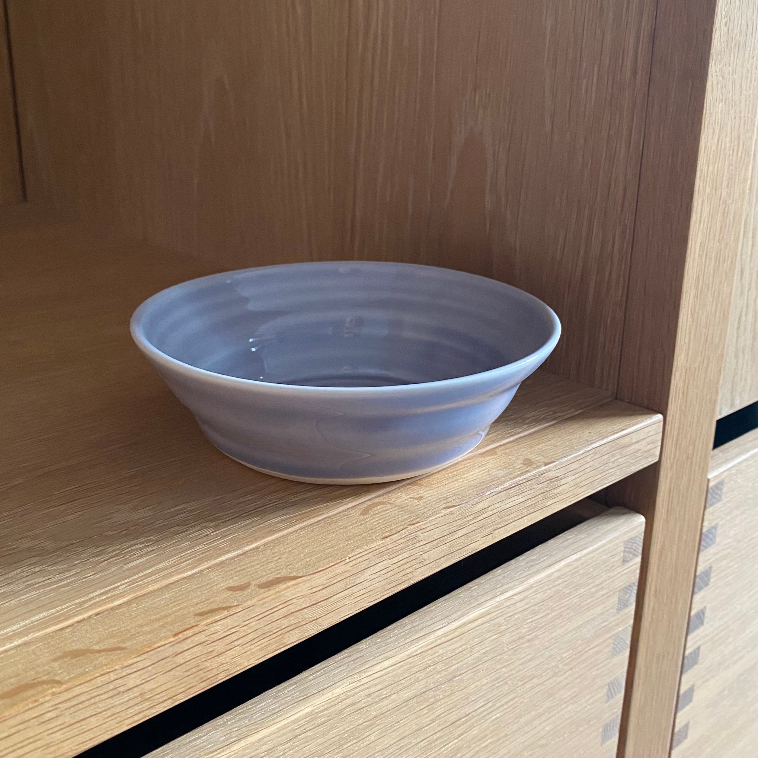 Hånddrejet porcelæn spiralskål i lavendel fra Rikke Mangelsen – dansk keramik hos unika:k