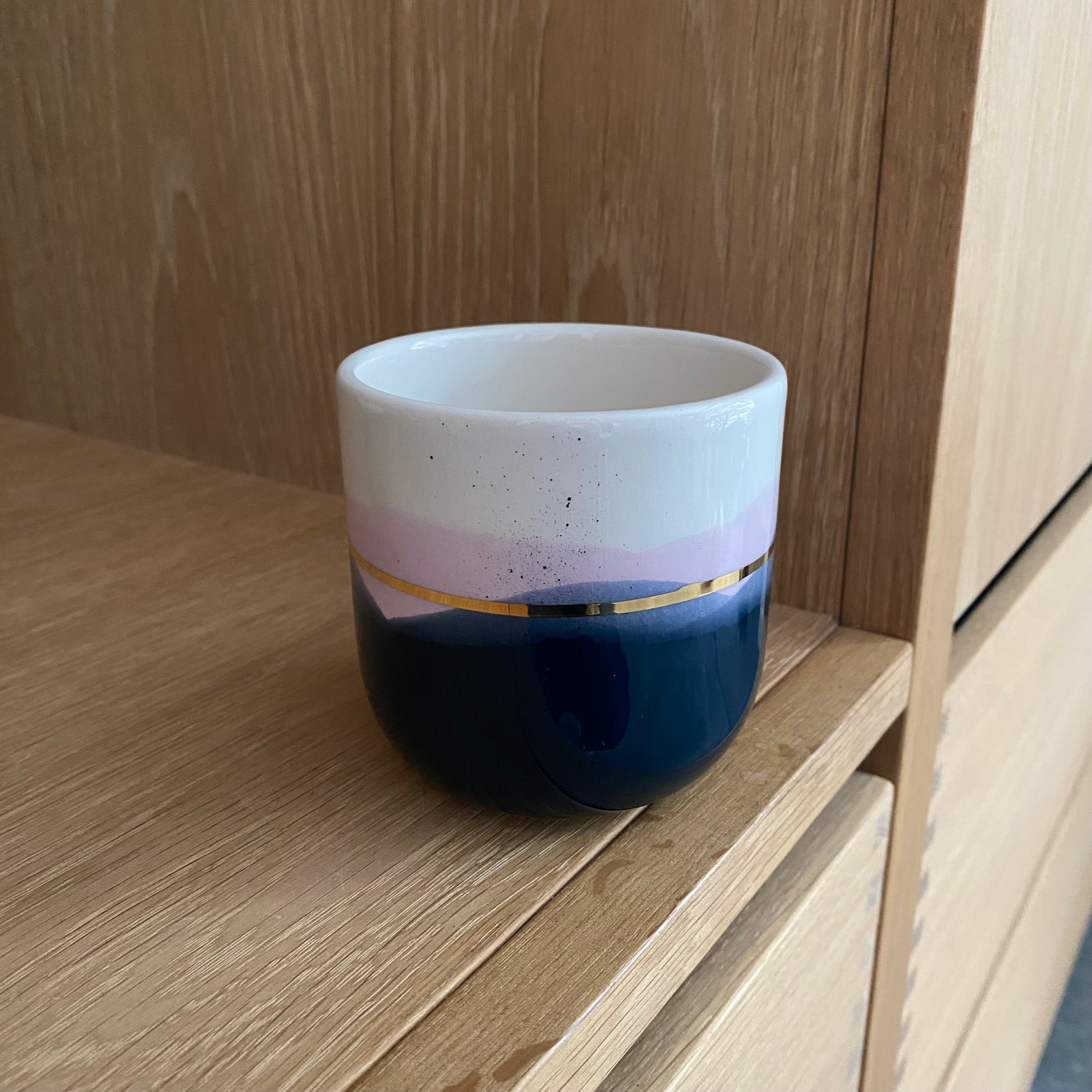 Keramikkop latte – mørkeblå og lilla – håndlavet keramik