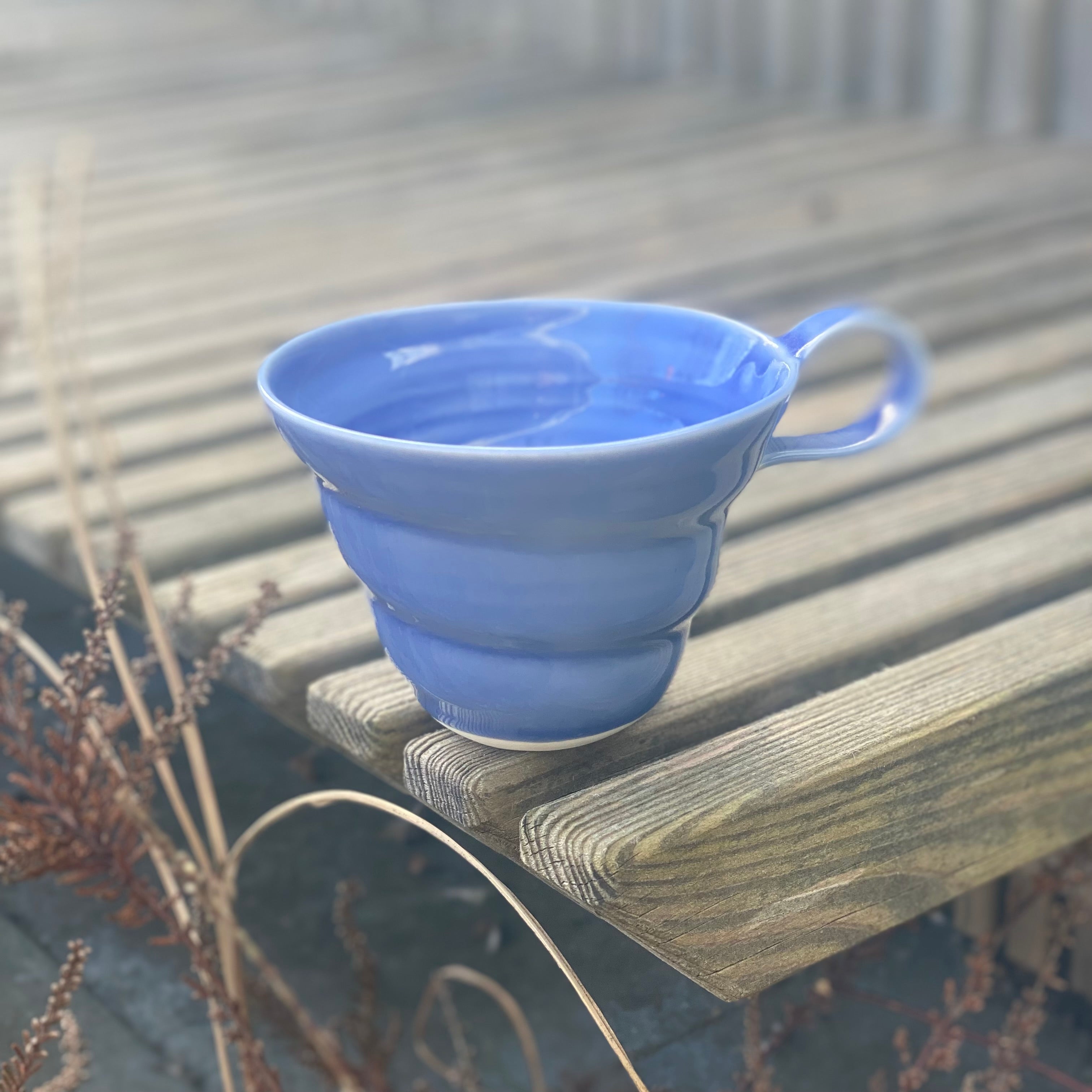 Porcelæn spiralkop med hank - himmelblå