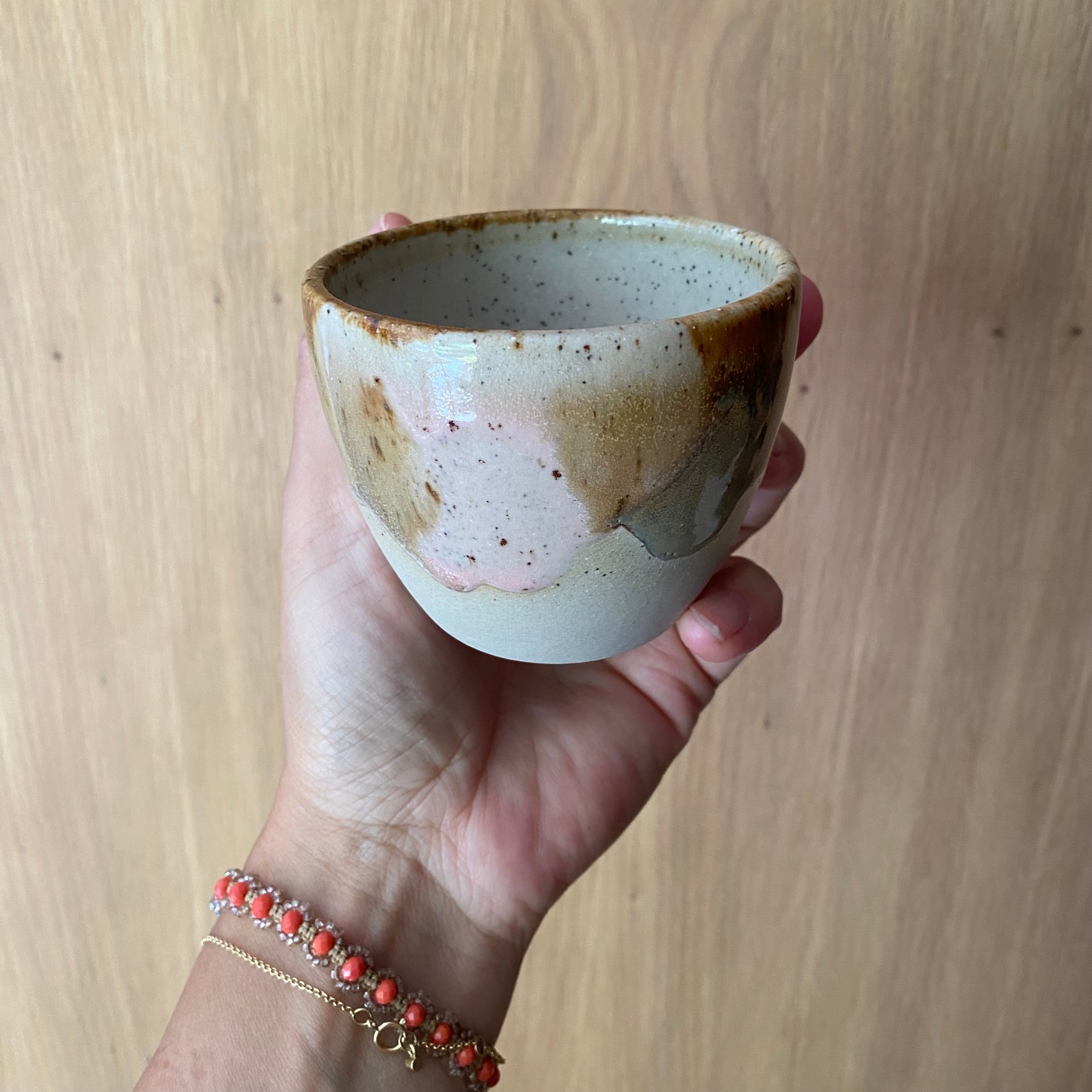 Håndlavet kop i Earthy glasur med unikt farvespil i off white og varme jordfarver – espressokop fra Kim Wallace