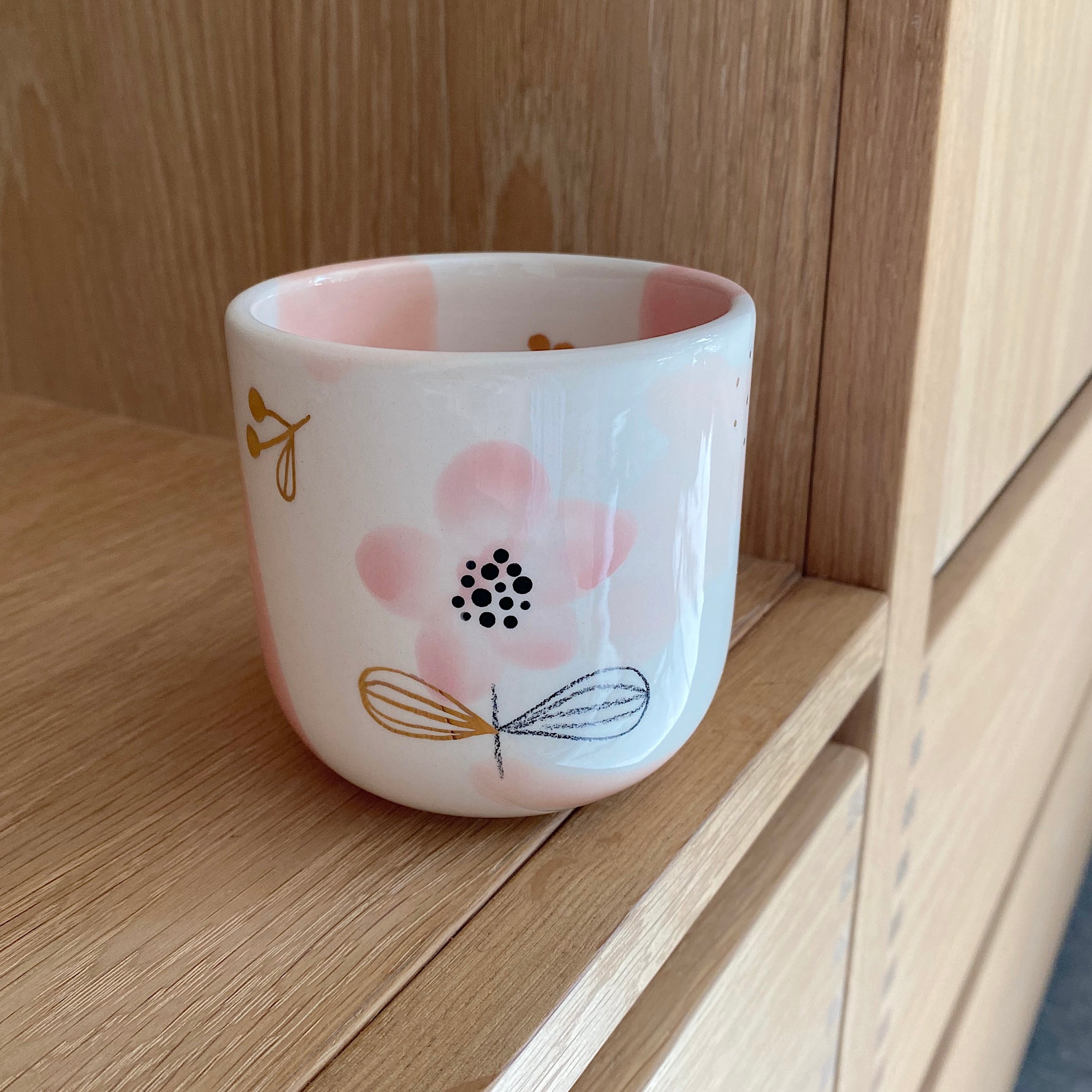 Marinski Heartmades latte kop daydream - blush, light coral and pink flower