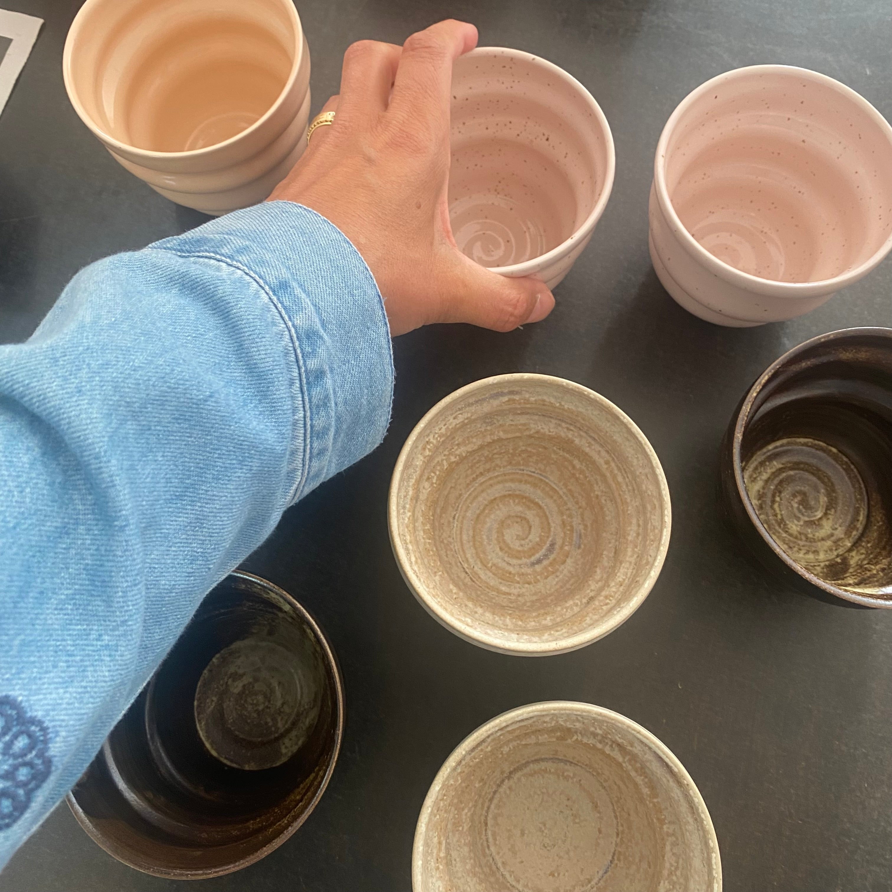 Bornholmske POP-kopper fra Hej Design i forskellige glasurer
