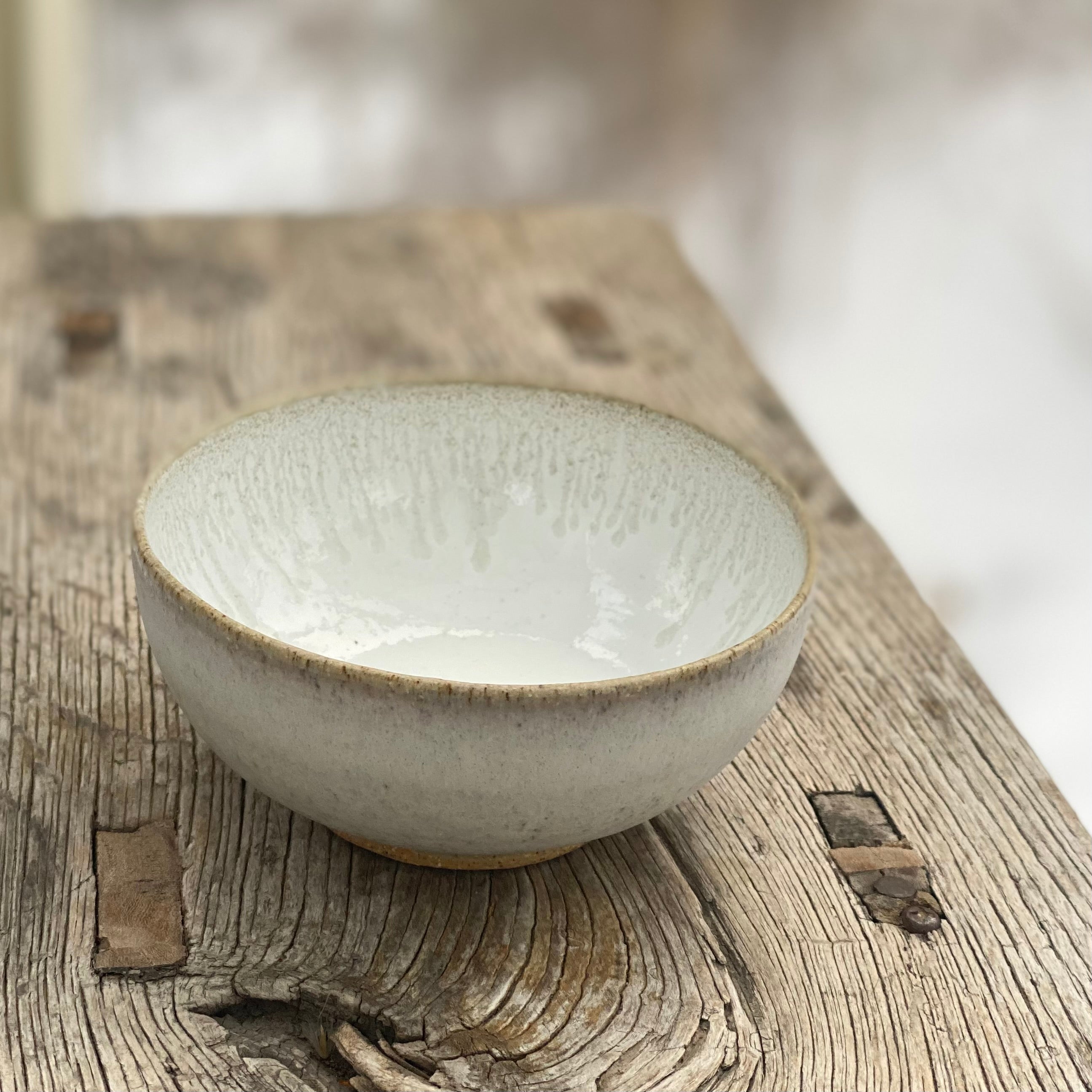 Lille keramikskål – håndlavet morgenmadsskål i hvid og creme