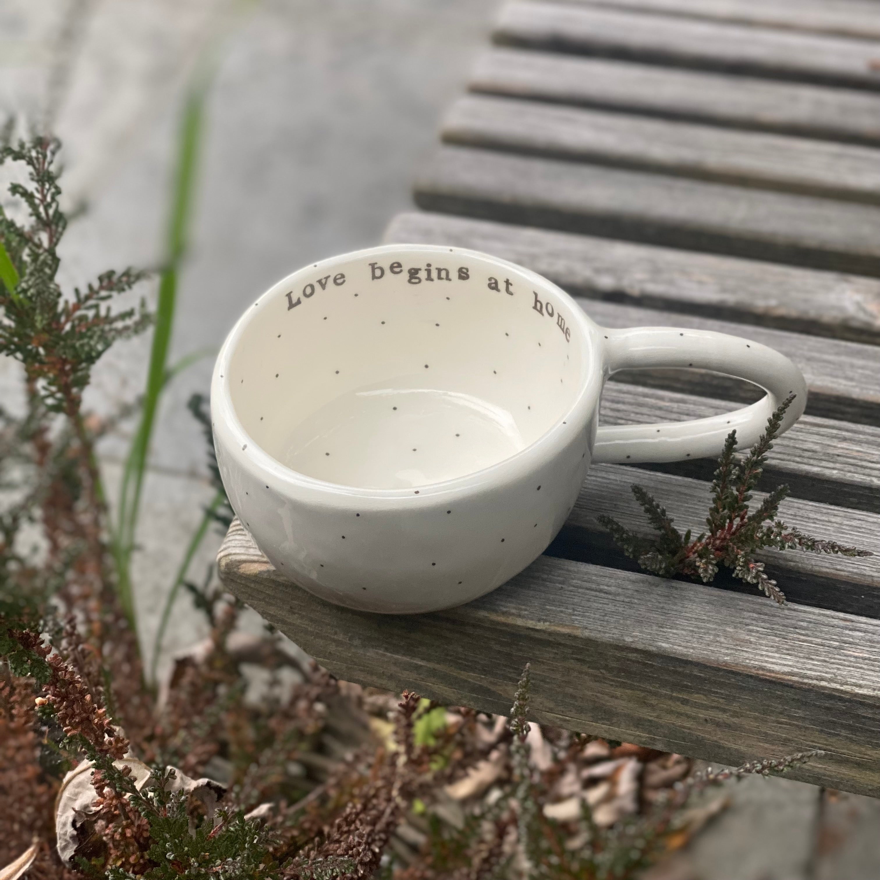 Håndlavet kop med hank og tekst - Love begins at home - personlig gave
