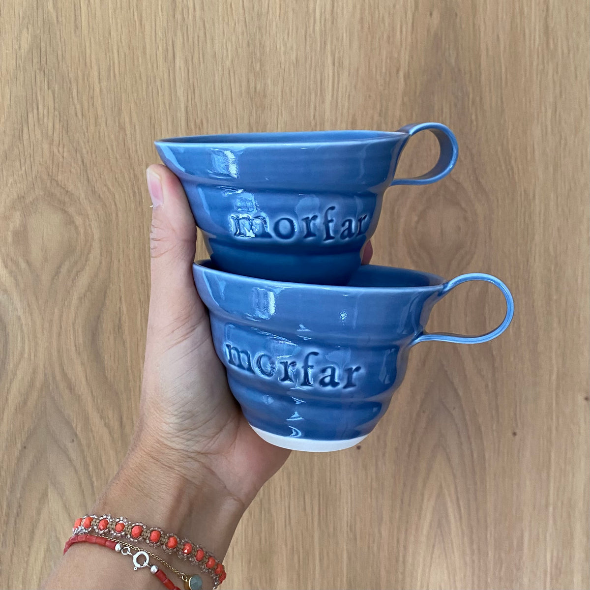Morfar kopper i himmelblå – to håndlavede spiralkopper i porcelæn med Morfar stemplet på