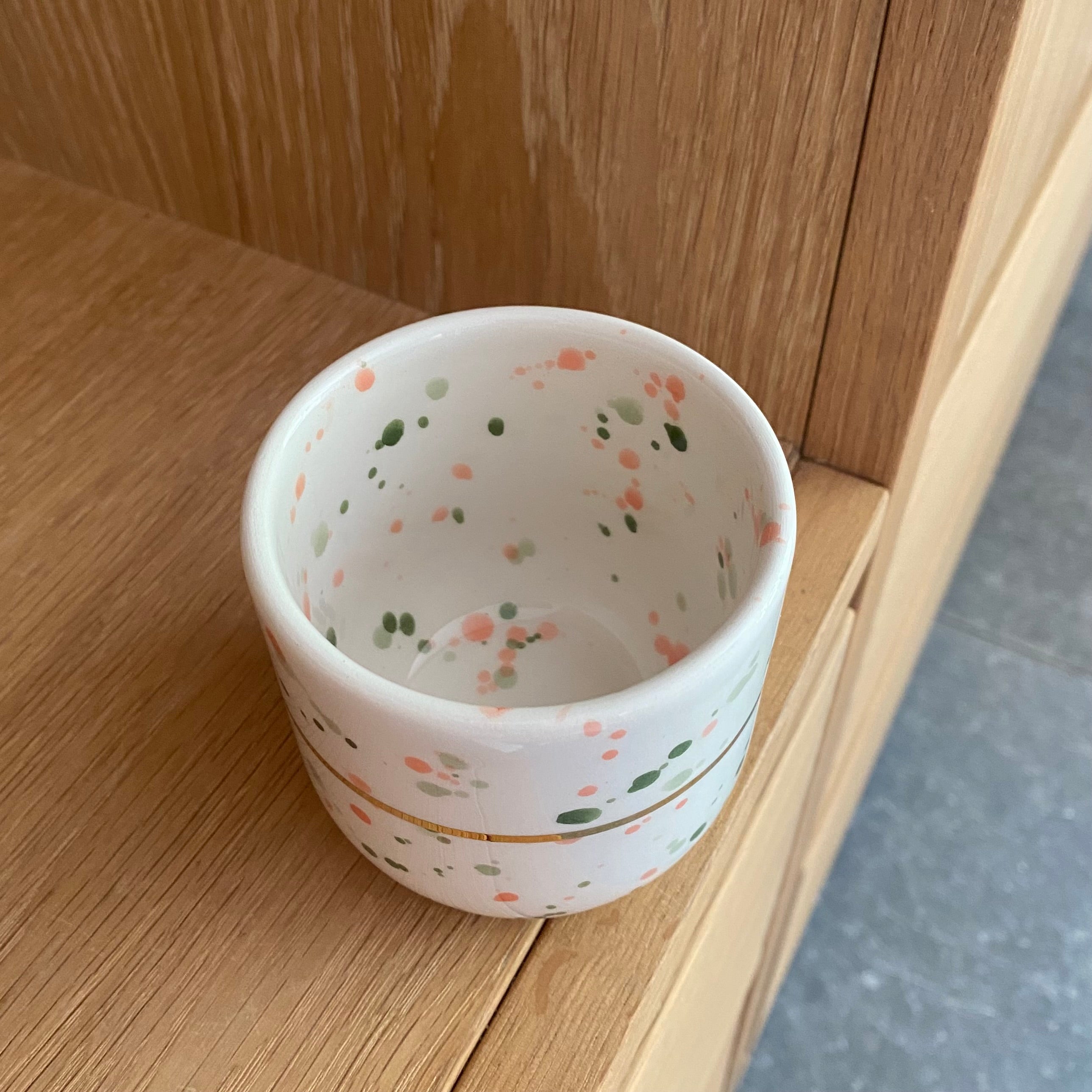 Cappuccino kop – Konfetti med guldbånd – grøn og koral