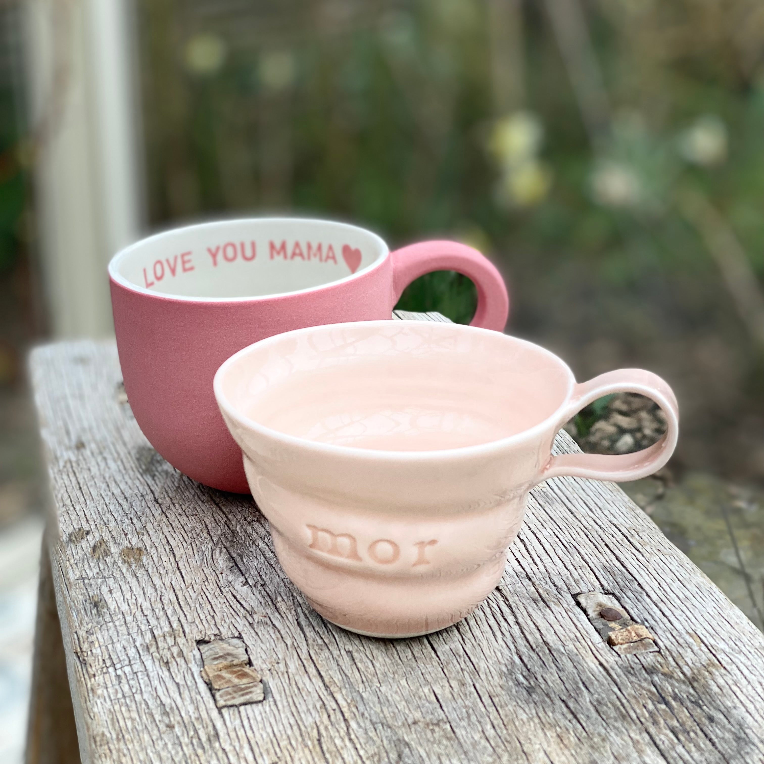 Mor kop i pudder porcelæn på bord med navnekop fra Helle Gram i baggrunden – personlig mor kop hos Unika K