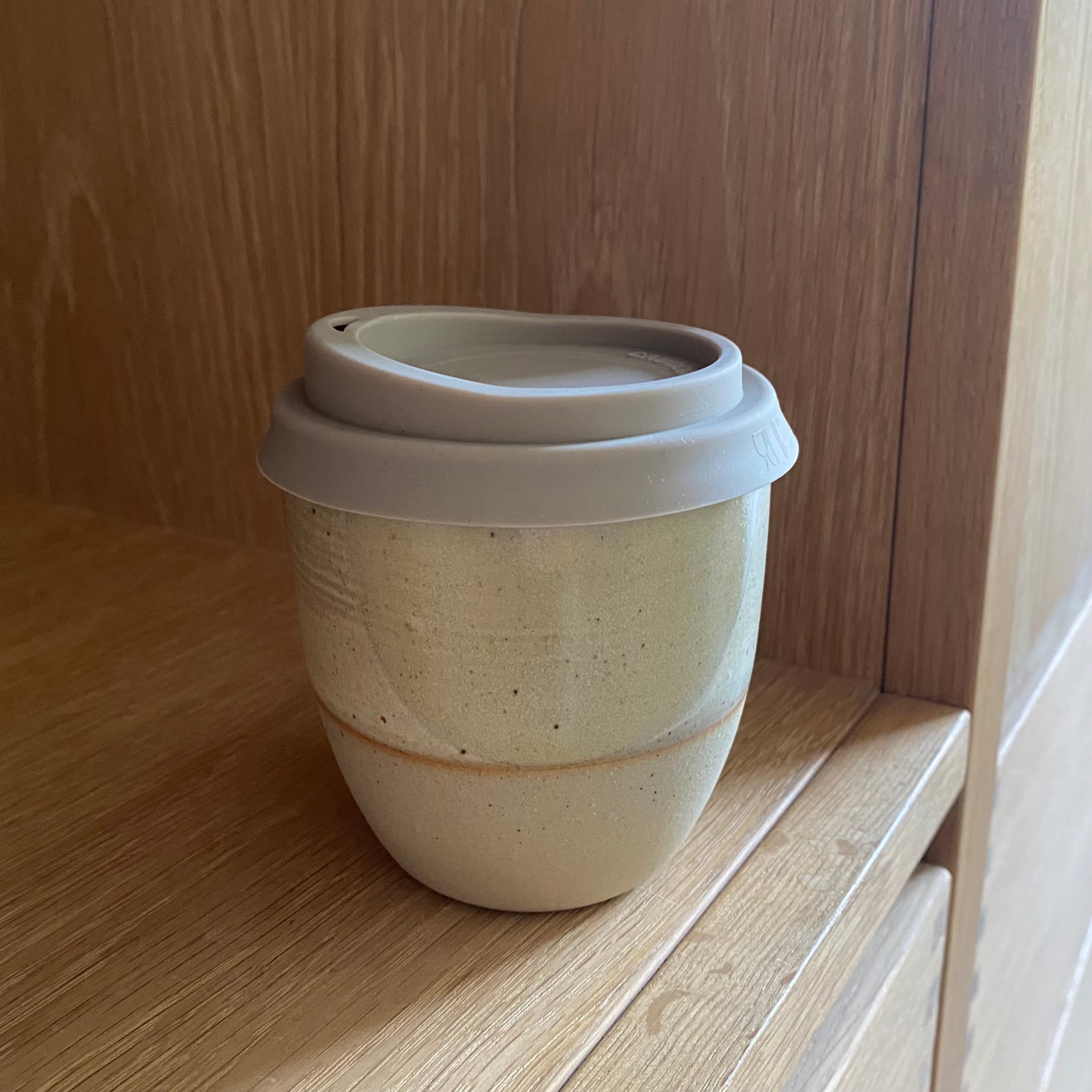 Kim Wallace to-go cappuccino mug Sundae - pink unique glaze. Lid in nude